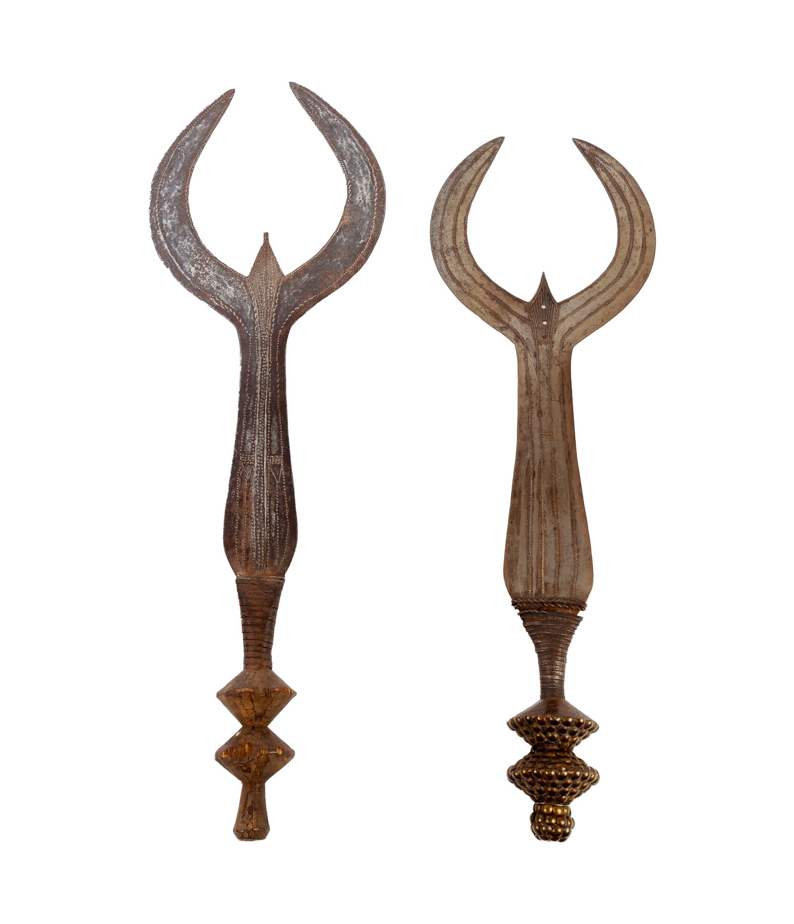 2 couperets ou couteaux d'exécution ngulu Ngombe/Lobala, manches en bois sculpté en bobine: 2 couperets ou couteaux d'exécution ngulu Ngombe/Lobala, manches en bois sculpté en bobines dont un recouvert de têtes de clous de tapissier en laiton, lames à pointes recourbé