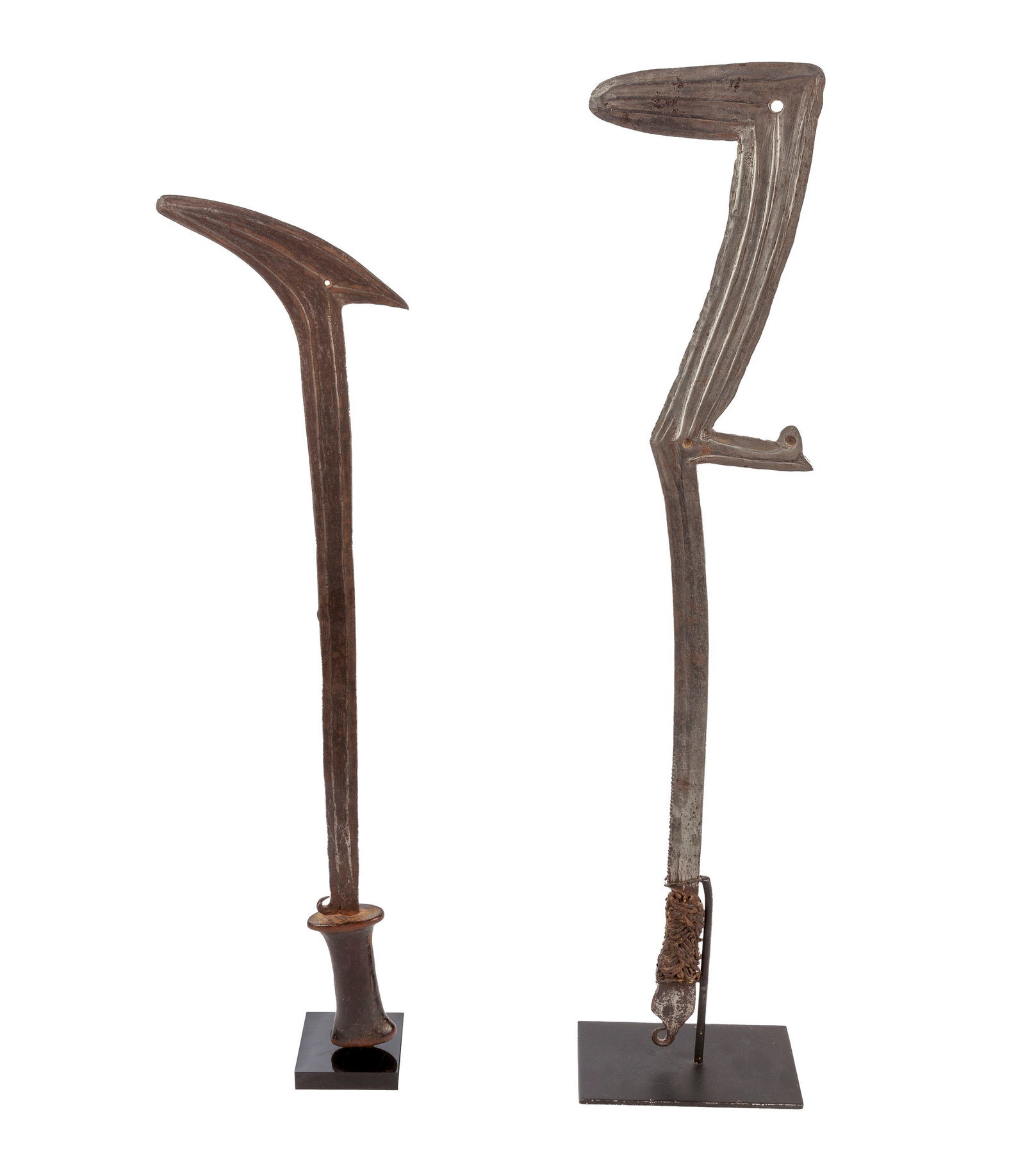 2 couteaux de jet Gbaya et Bumali/Njem, lames en fer nervurées, un manche en bois et l'autre en: 2 couteaux de jet Gbaya et Bumali/Njem, lames en fer nervurées, un manche en bois et l'autre en cuir tressé, RCA/RDC/Gabon, h. 58,5 et 66 cm (avec socles) Collection Lucien Dällenbach (