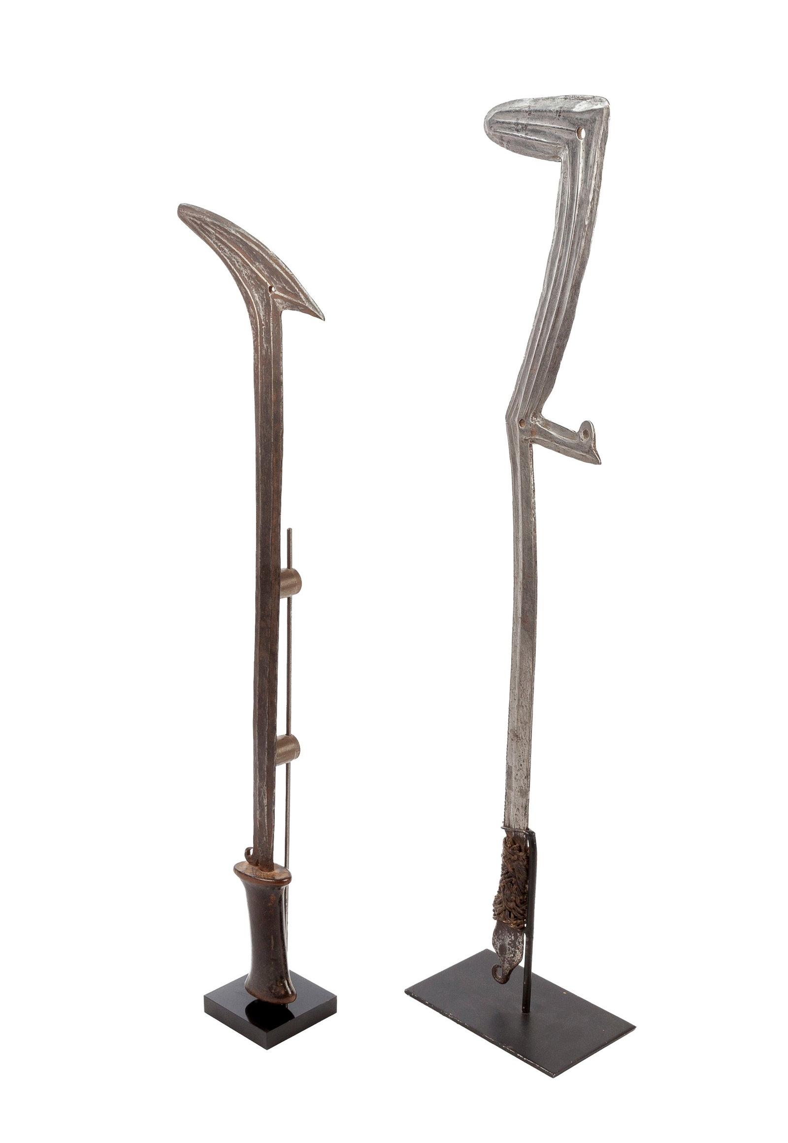 2 couteaux de jet Gbaya et Bumali/Njem, lames en fer nervurées, un manche en bois et l'autre en - 2