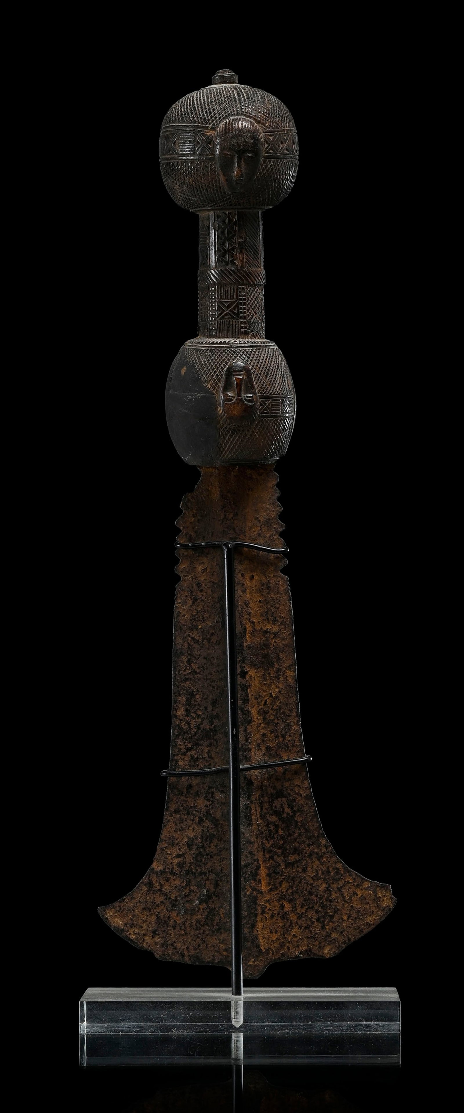 Couteau cérémoniel Baoulé, manche en bois bilobé à patine brun foncé f - 2