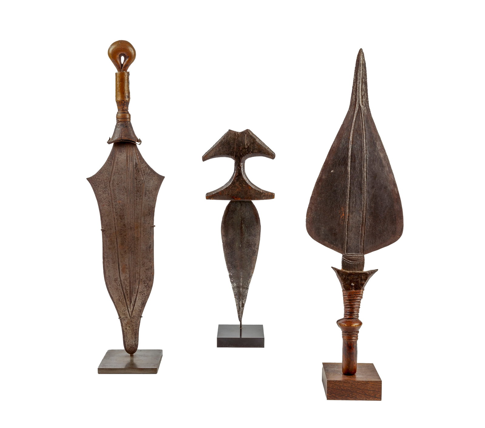 Ensemble de 3 poignards et épées courtes de RDC (Tetela ou Ngandu/Saka et Lobala), lames e: Ensemble de 3 poignards et épées courtes de RDC (Tetela ou Ngandu/Saka et Lobala), lames en fer lancéolées à surfaces nervurées, manches en bois dont 2 gainés de