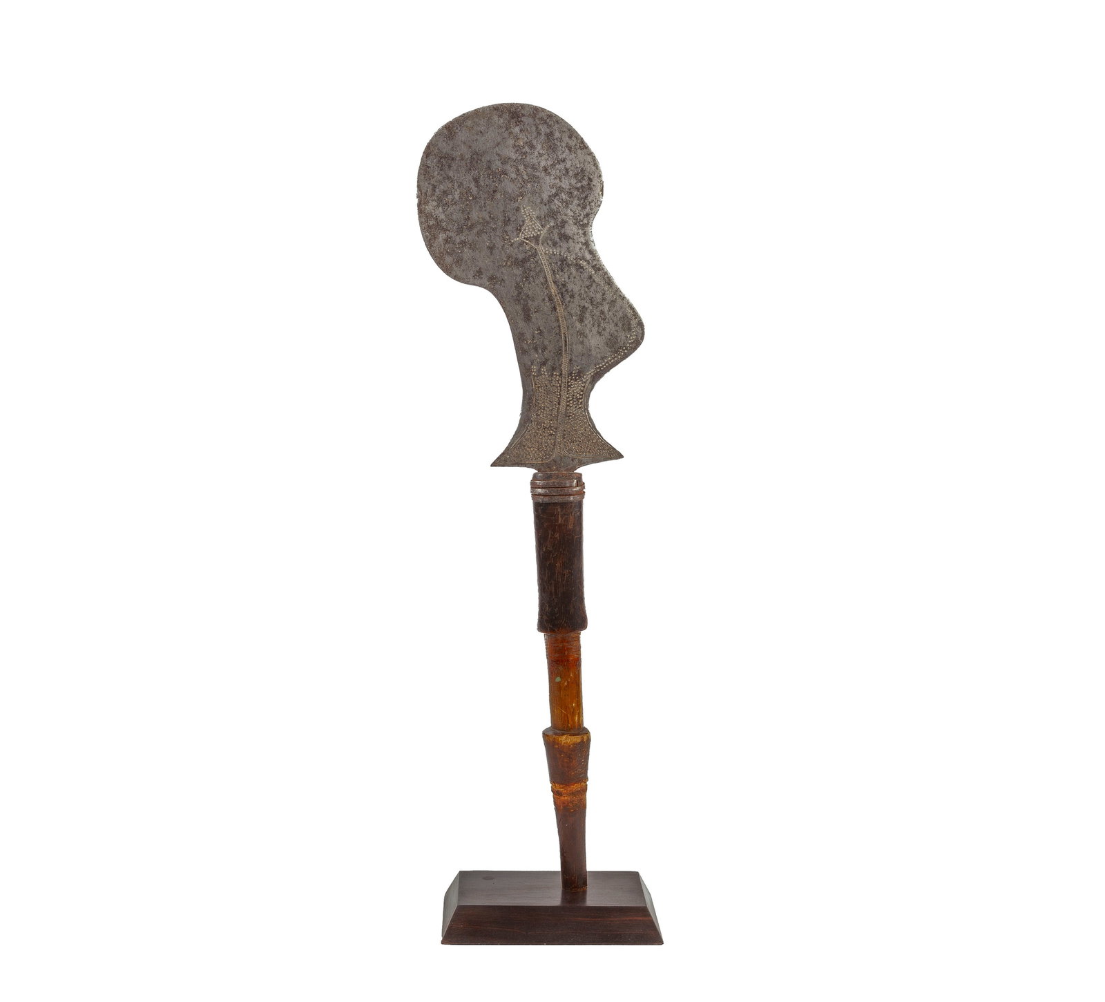 Couteau rituel Momvu, lame discoïdale à décor en pointillé incisé, long man (1 of 4)