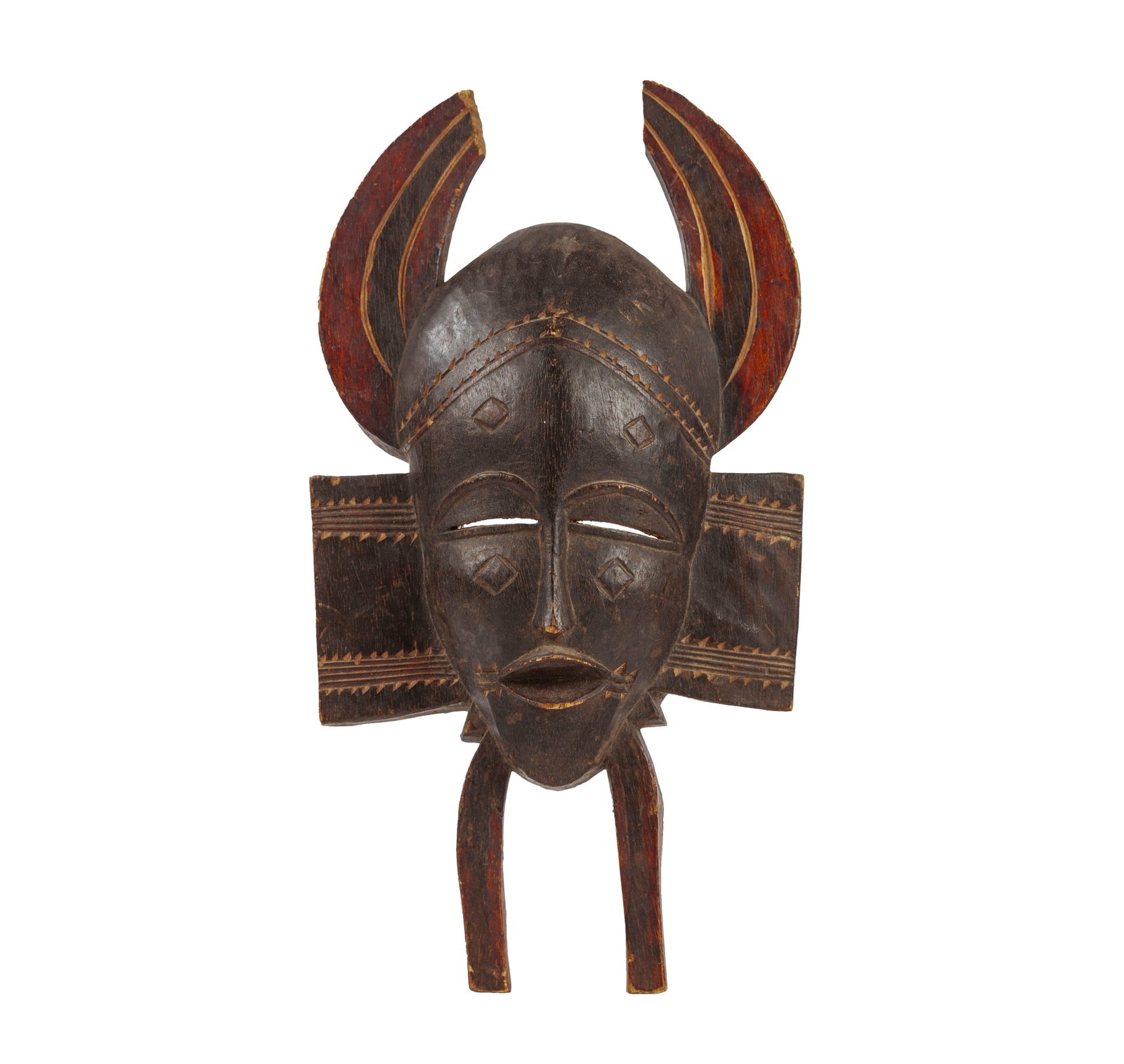 Masque décoratif dans le style des Sénoufos de Côte d'Ivoire, bois à patine noir: Masque décoratif dans le style des Sénoufos de Côte d'Ivoire, bois à patine noire et brun rougeâtre, visage avec scarifications et excroissances surmonté de 2 cornes, h.