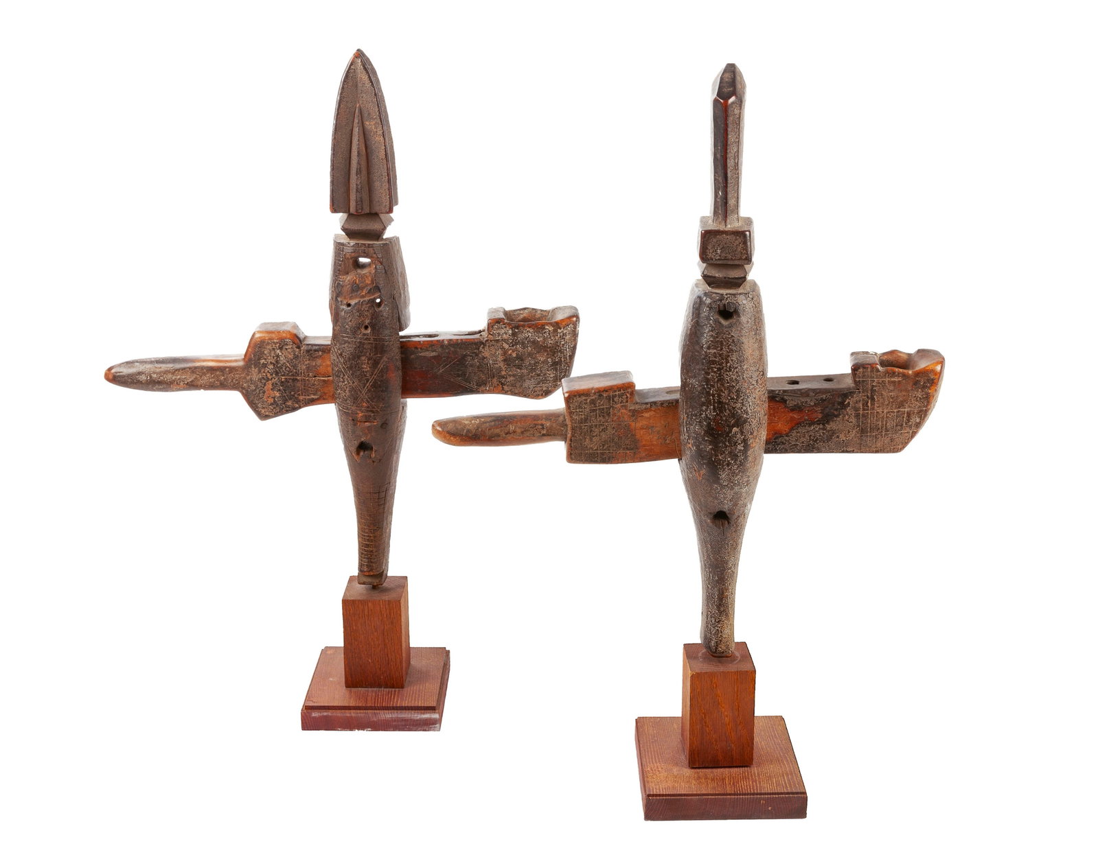 2 serrures Bambara, bois à patine brune et éléments en fer, têtes stylisées: 2 serrures Bambara, bois à patine brune et éléments en fer, têtes stylisées et corps incisés de motifs géométriques, Mali, h. 48 et 47 cm. Avec leur socle en