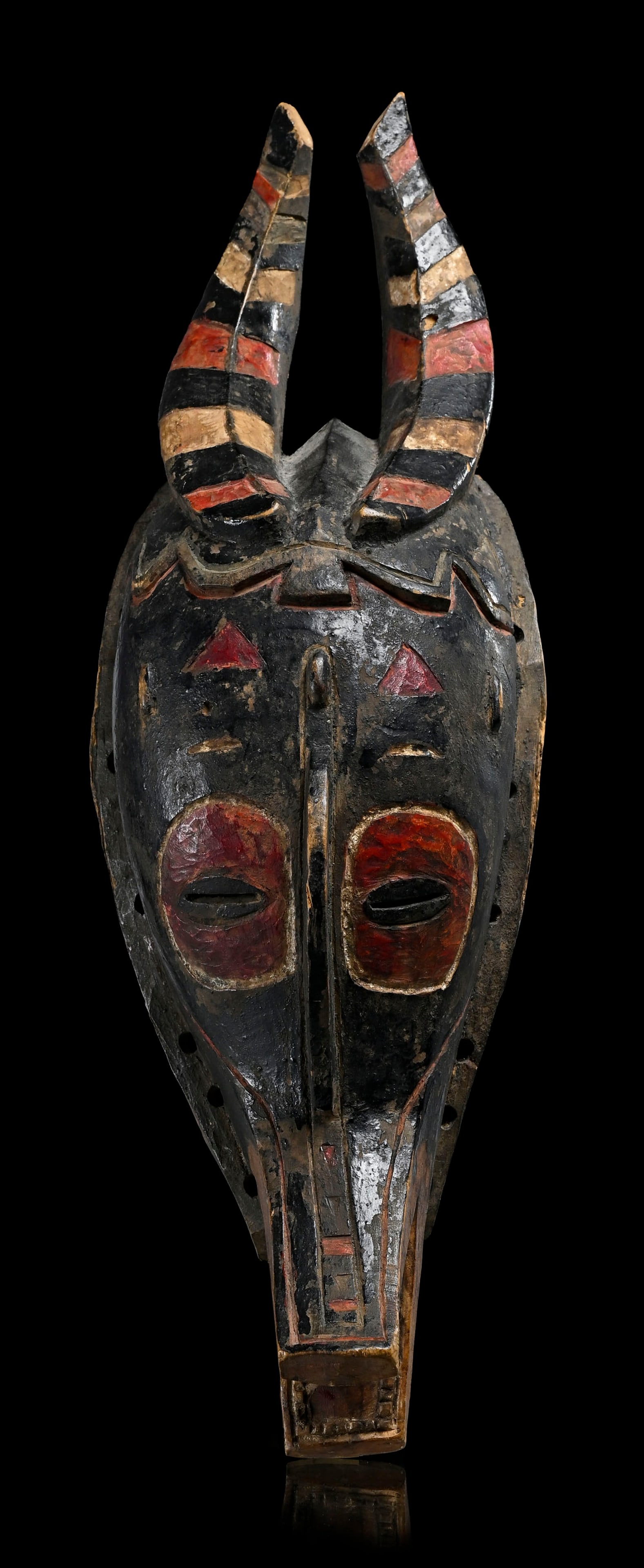 Masque zoomorphe zamble Gouro, bois et pigments, figurant l’antilope aux cornes recourbée (1 of 4)