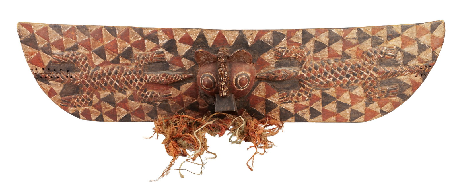 Masque-planche zoomorphe Bwa, dit masque papillon ou oiseau, bois à décor de triangles pol: Masque-planche zoomorphe Bwa, dit masque papillon ou oiseau, bois à décor de triangles polychromes sur les deux faces, avec une parure en fibres végétales. Au centre figure un visa