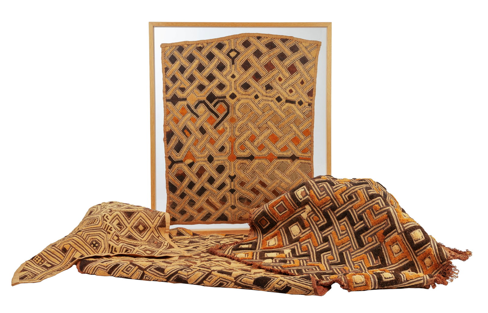 Ensemble de 4 velours Kuba à motifs géométriques, raphia, RDC, différentes taill: Ensemble de 4 velours Kuba à motifs géométriques, raphia, RDC, différentes tailles, long. de 47 à 75 cm. Un exemplaire encadré. Collection Lucien Dällenbach