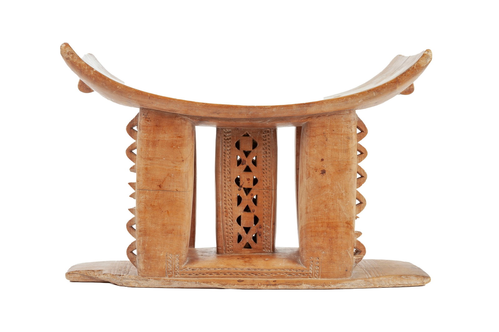Tabouret Ashanti, bois à patine blonde, assise incurvée, pieds dentelés et ajouré: Tabouret Ashanti, bois à patine blonde, assise incurvée, pieds dentelés et ajourés de motifs géométriques, Ghana/Côte d'Ivoire, h. 33 cm Condition Sous ses