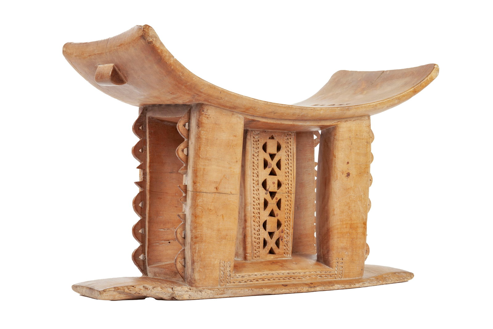 Tabouret Ashanti, bois à patine blonde, assise incurvée, pieds dentelés et ajouré - 2