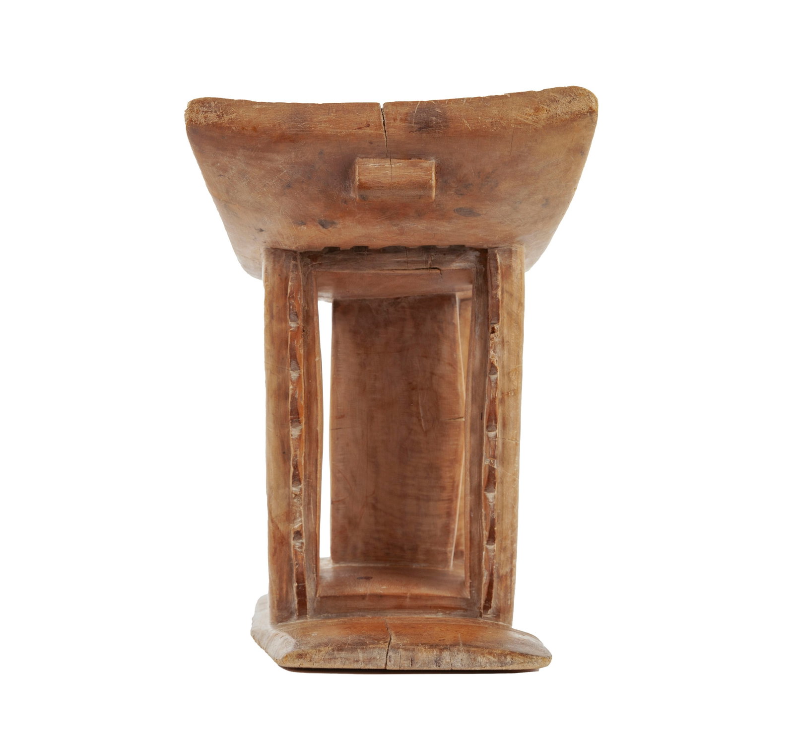 Tabouret Ashanti, bois à patine blonde, assise incurvée, pieds dentelés et ajouré - 3