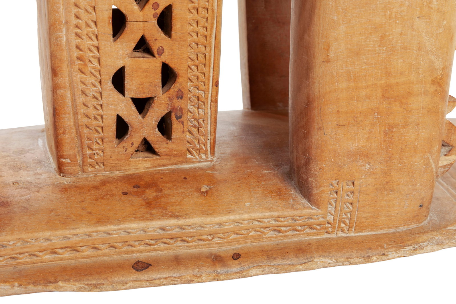 Tabouret Ashanti, bois à patine blonde, assise incurvée, pieds dentelés et ajouré - 4