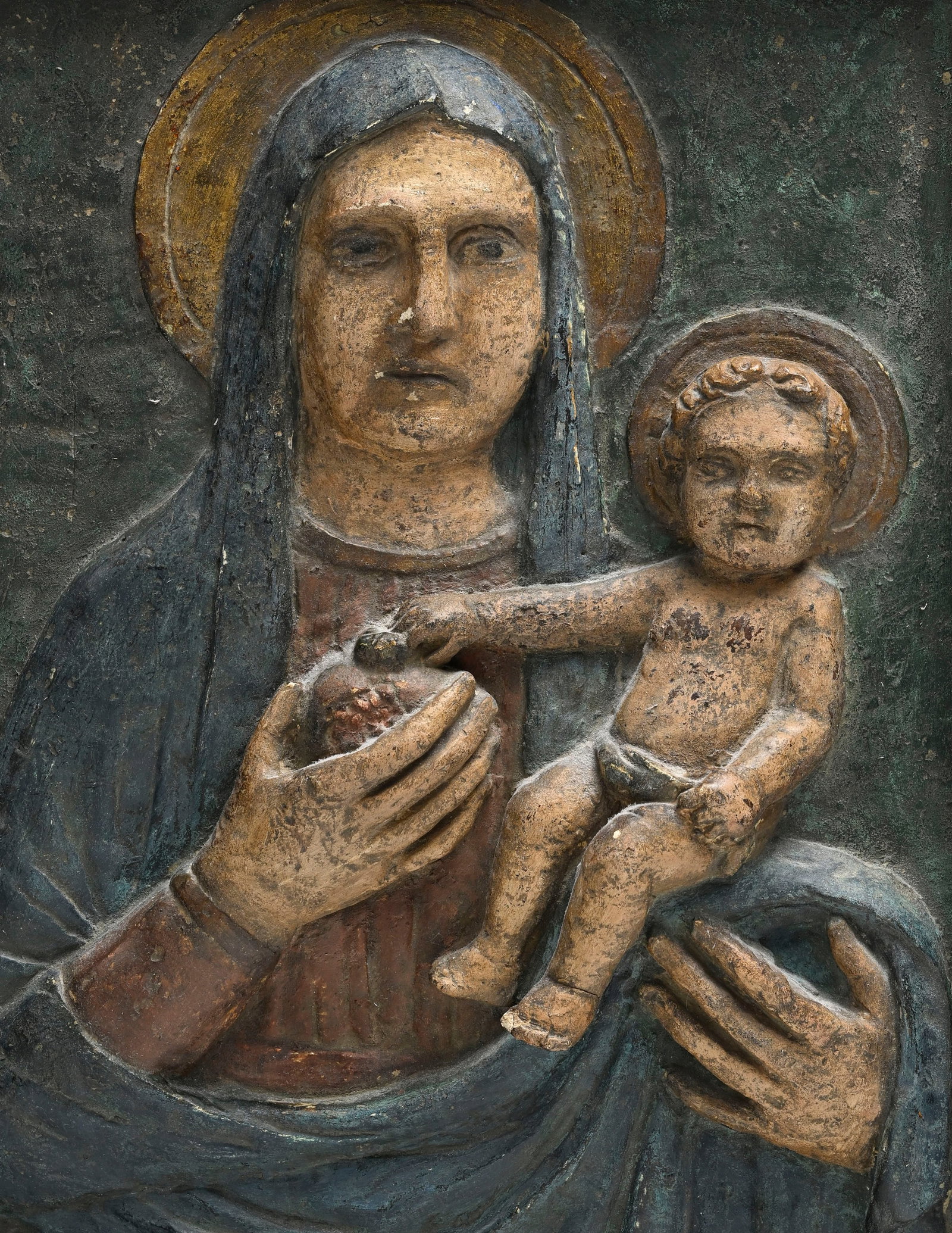 Vierge à la grenade, haut relief en terre cuite peinte, Italie XVI-XVIIe s., représentant  - 2