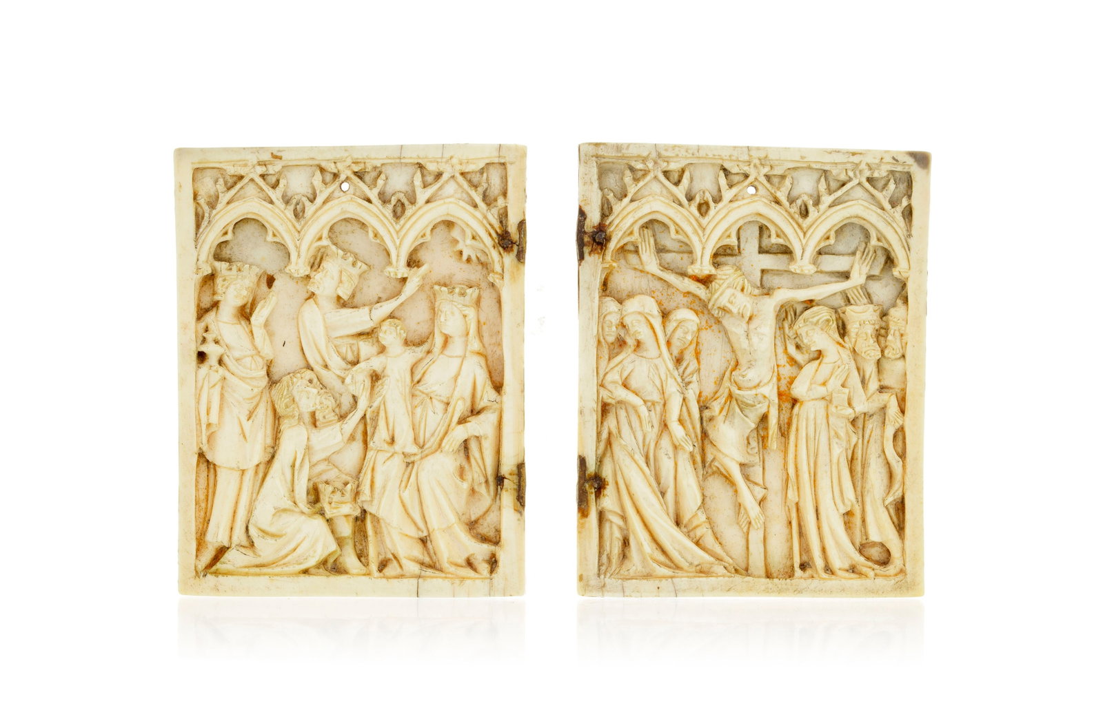 Diptyque en ivoire sculpté en bas relief, France XIVe s., représentant l'Adoration des Roi: Diptyque en ivoire sculpté en bas relief, France XIVe s., représentant l'Adoration des Rois Mages et La Crucifixion, frise supérieur en forme d'arches gothiques, 7x11 cm (ouvert) + Des