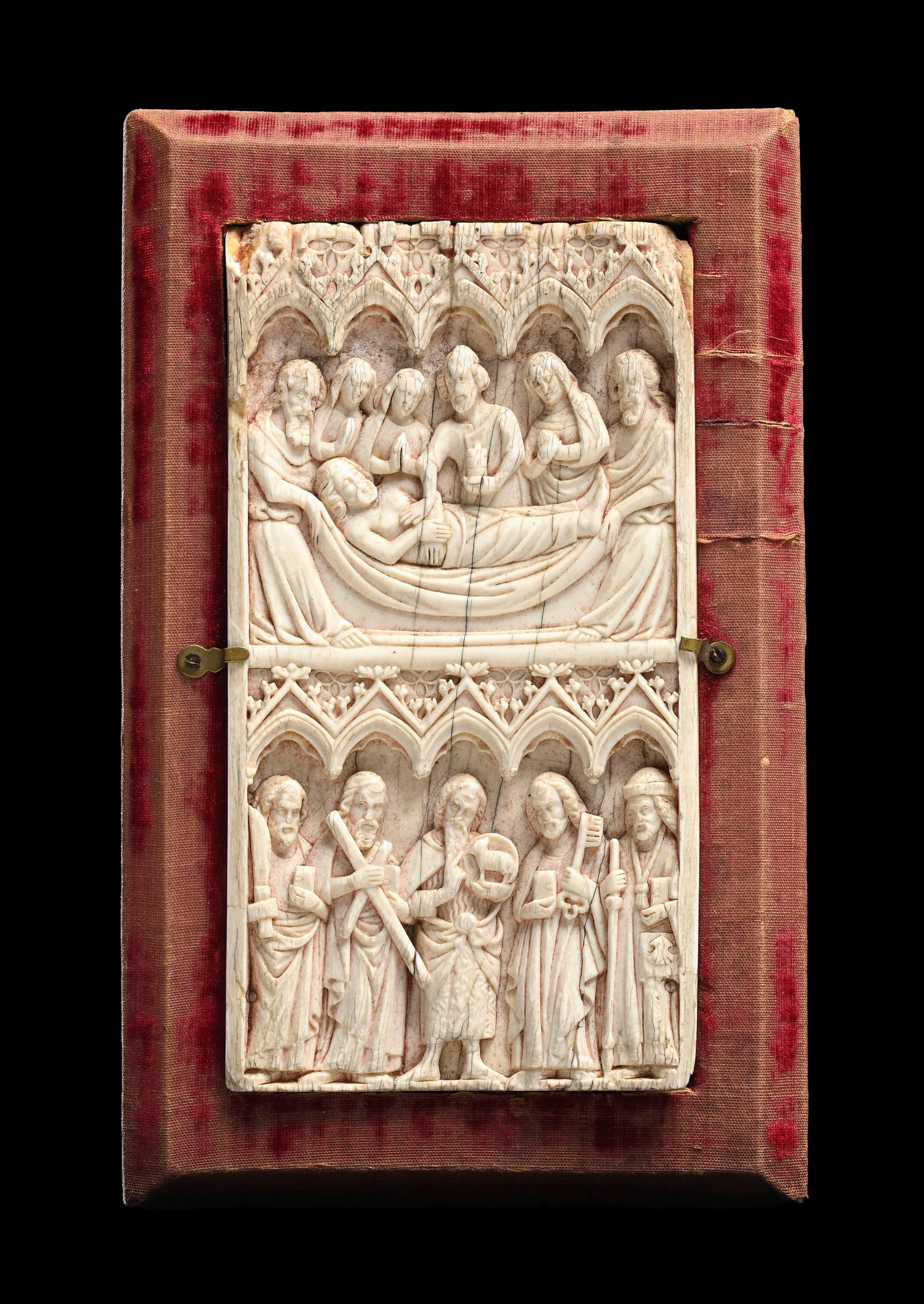 Plaque en ivoire de mammouth, France XIVe s., sculpté en bas relief de deux registres: l'embaum: Plaque en ivoire de mammouth, France XIVe s., sculpté en bas relief de deux registres: l'embaumement de Christ et les saints apôtres Paul, André, Jean, Pierre et Jacques, encadrements