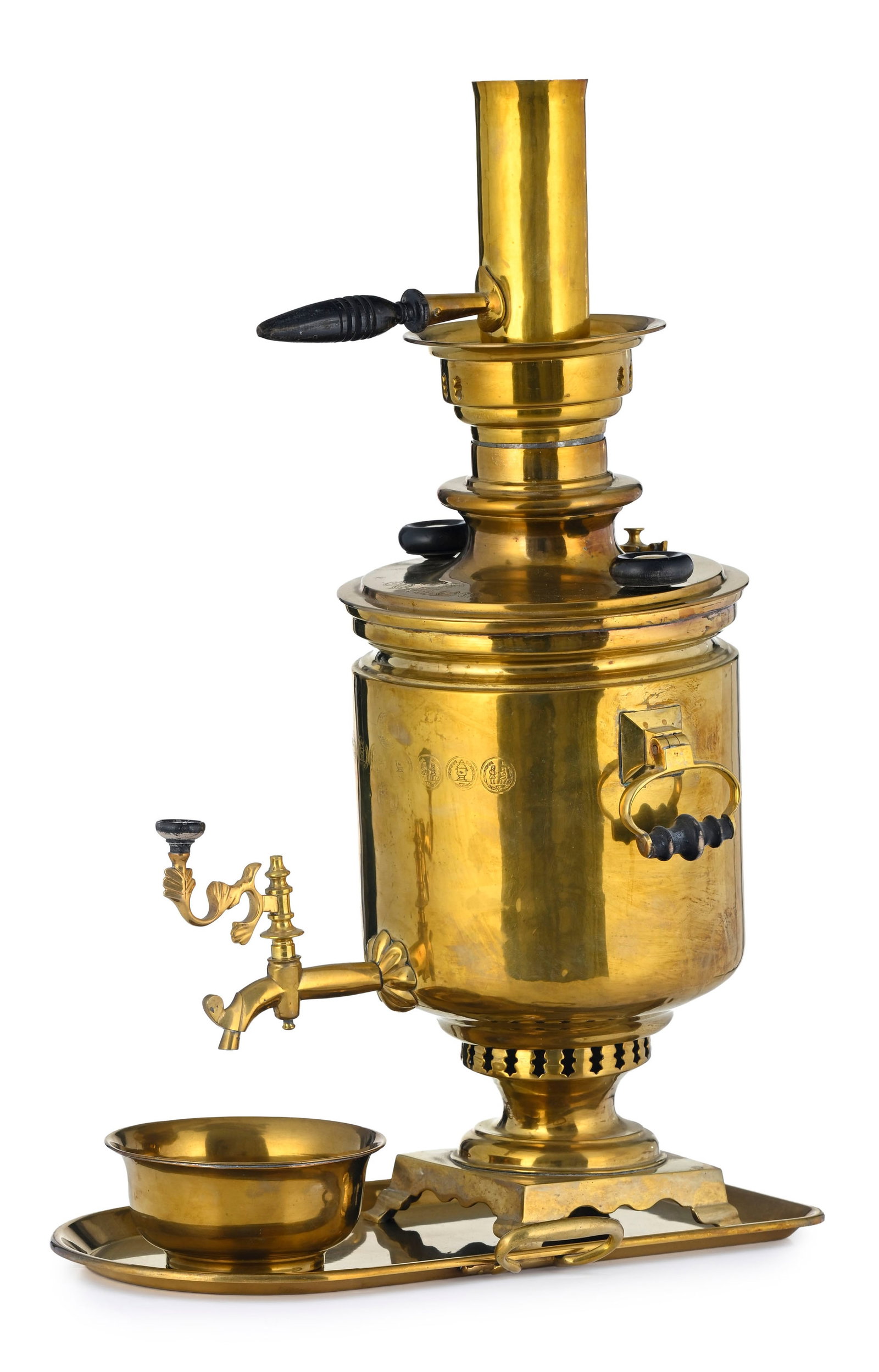 Samovar en laiton, Batasheva, Toula début XXe s., avec son cheminée, plateau et bol post&#: Samovar en laiton, Batasheva, Toula début XXe s., avec son cheminée, plateau et bol postérieurs (Suisses), prises et anses en bois ébènisé, h. 52,5 cm avec cheminée