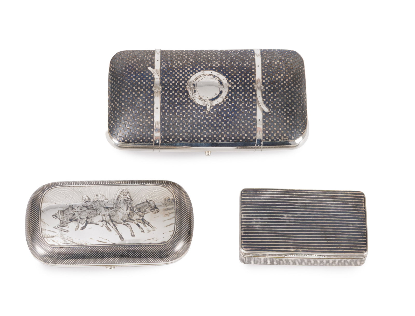 Ensemble de 3 boîte en argent niellé, Russie XIXe s., dont une au décor d'un troï: Ensemble de 3 boîte en argent niellé, Russie XIXe s., dont une au décor d'un troïka, une au décor de vannerie en imitation d'un panier de voyage et la dernière à ray