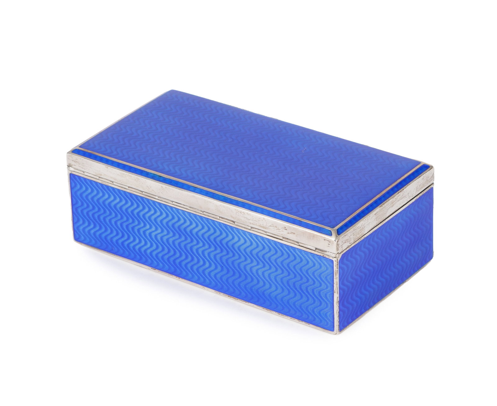 Boîte à cigares en argent 925 guilloché et émaillé bleu translucide, rev: Boîte à cigares en argent 925 guilloché et émaillé bleu translucide, revêtement en bois, 9,5x18x6,5 cm Condition Le dessous en bois a remonté dans un angle