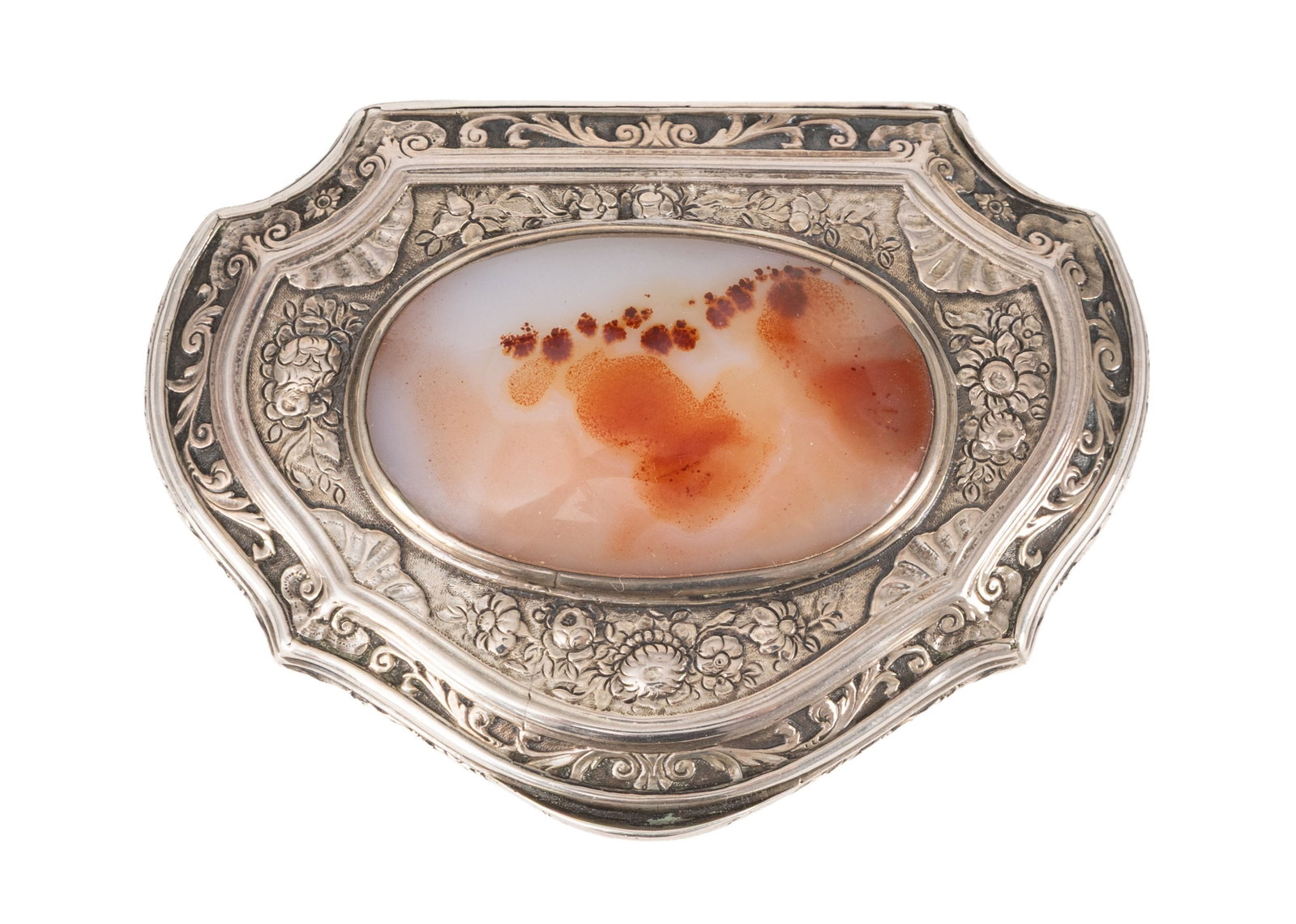 Tabatière de forme mouvementée en argent repoussé et ciselé, XIXe s., à d&#: Tabatière de forme mouvementée en argent repoussé et ciselé, XIXe s., à décor floral et de rinceaux, ornée au centre d’une plaque ovale en agate rubanée a