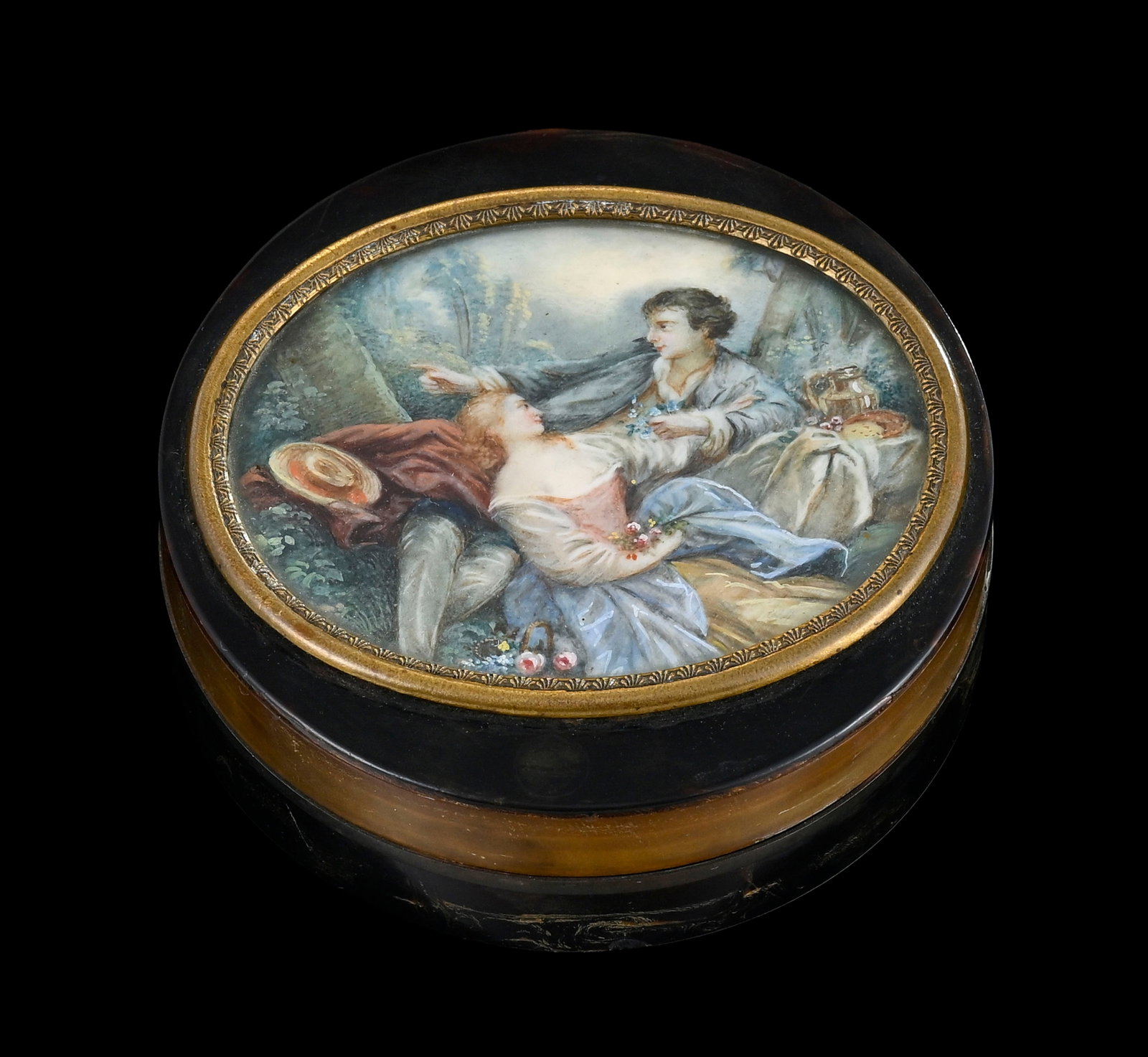 Boîte ronde en écaille, couvercle centré d'une miniature, France XIXe s., figurant un: Boîte ronde en écaille, couvercle centré d'une miniature, France XIXe s., figurant un jeune couple allongé ensemble dans un jardin de fleurs, diam. 8,4 cm + Des restrictions d̵