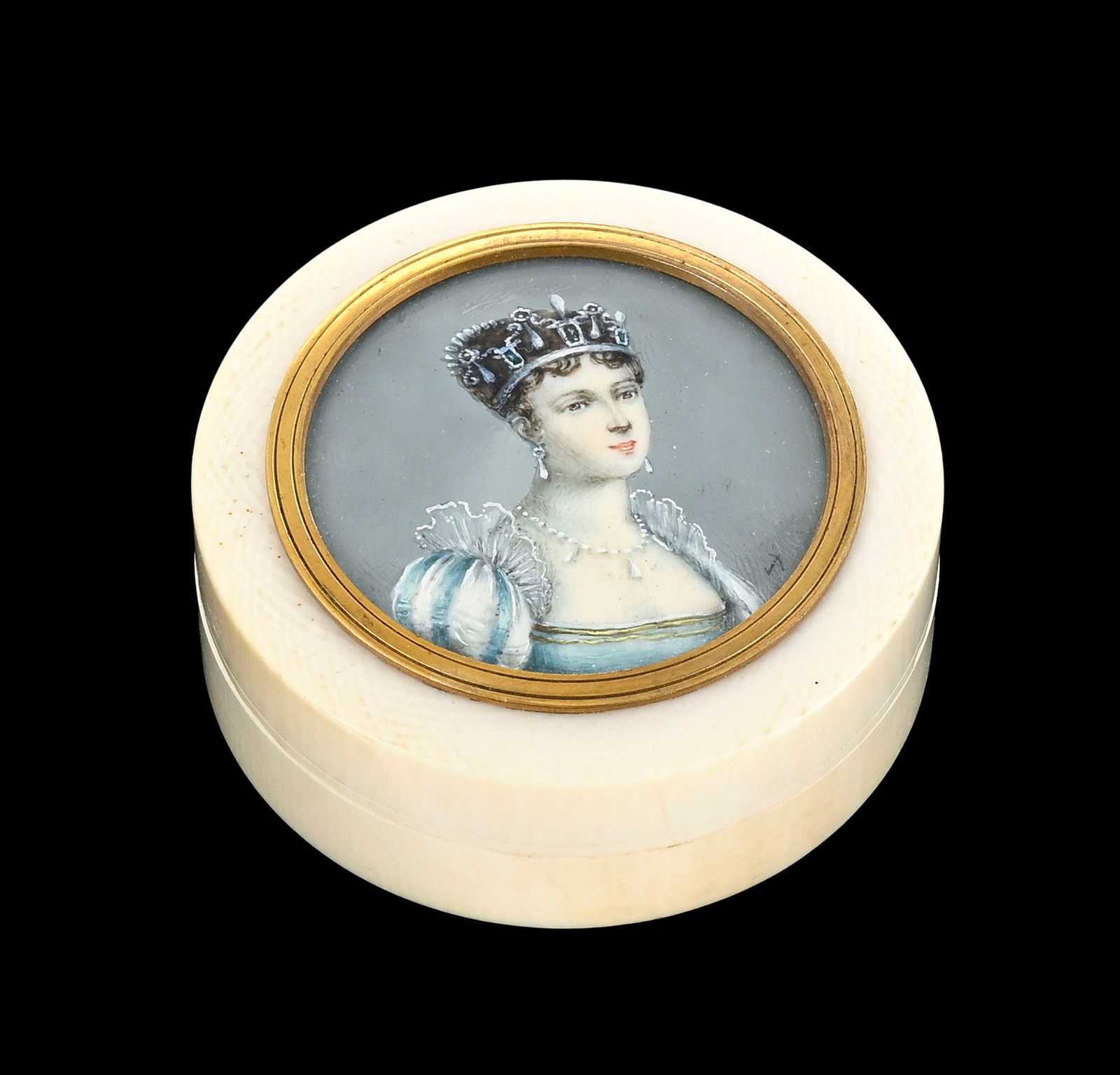 Boîte ronde en écaille, couvercle centré d'un portrait en miniature, France XIXe s., : Boîte ronde en écaille, couvercle centré d'un portrait en miniature, France XIXe s., probablement Marie Thérèse de France, diam. 6 cm + Des restrictions d’exportation ou