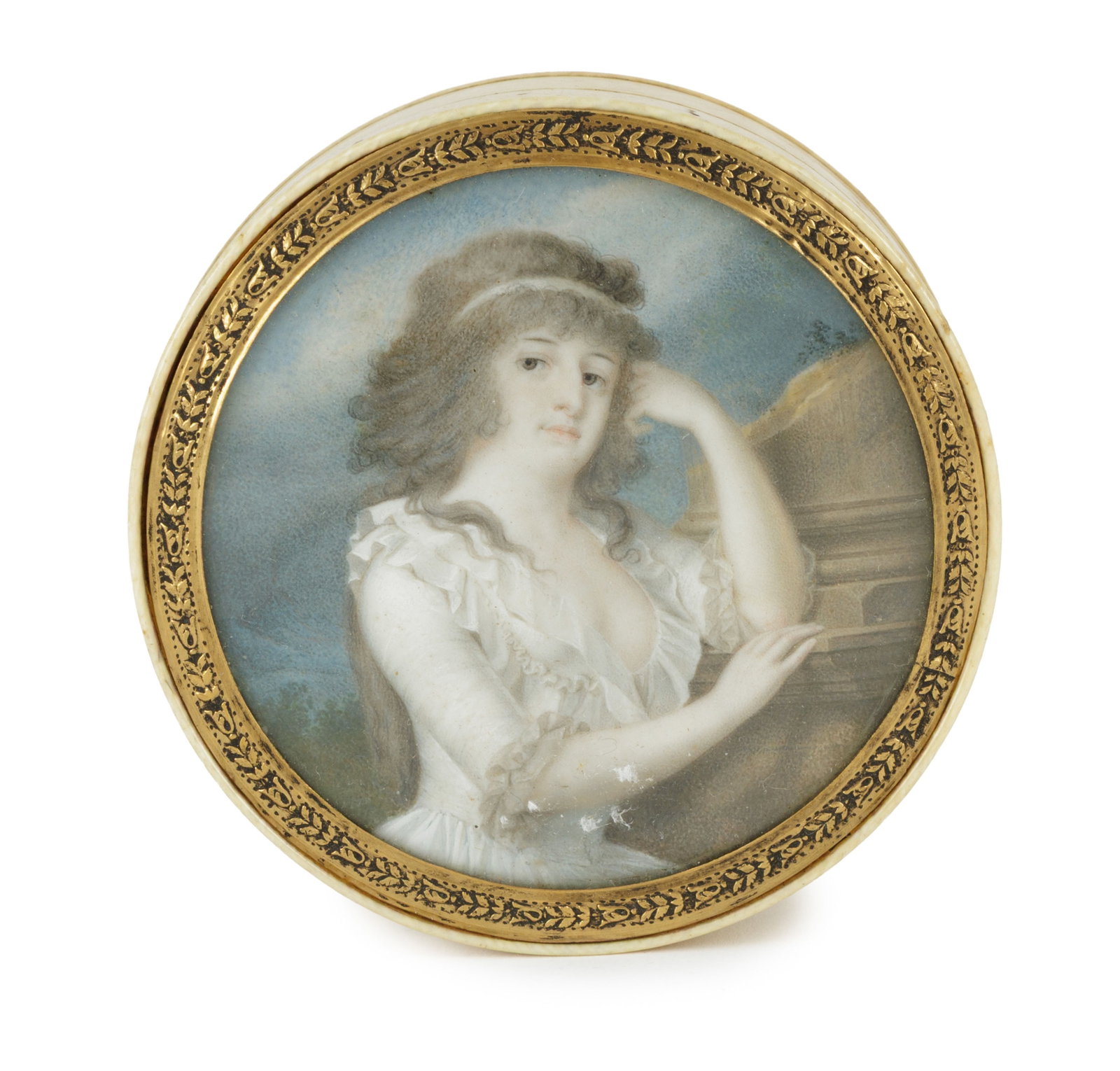 Boîte ronde en ivoire et écaille, XIXe s., le couvercle centré d’un portrait mi: Boîte ronde en ivoire et écaille, XIXe s., le couvercle centré d’un portrait miniature représentant une femme en robe blanche, la tête appuyée sur la main, dans un 