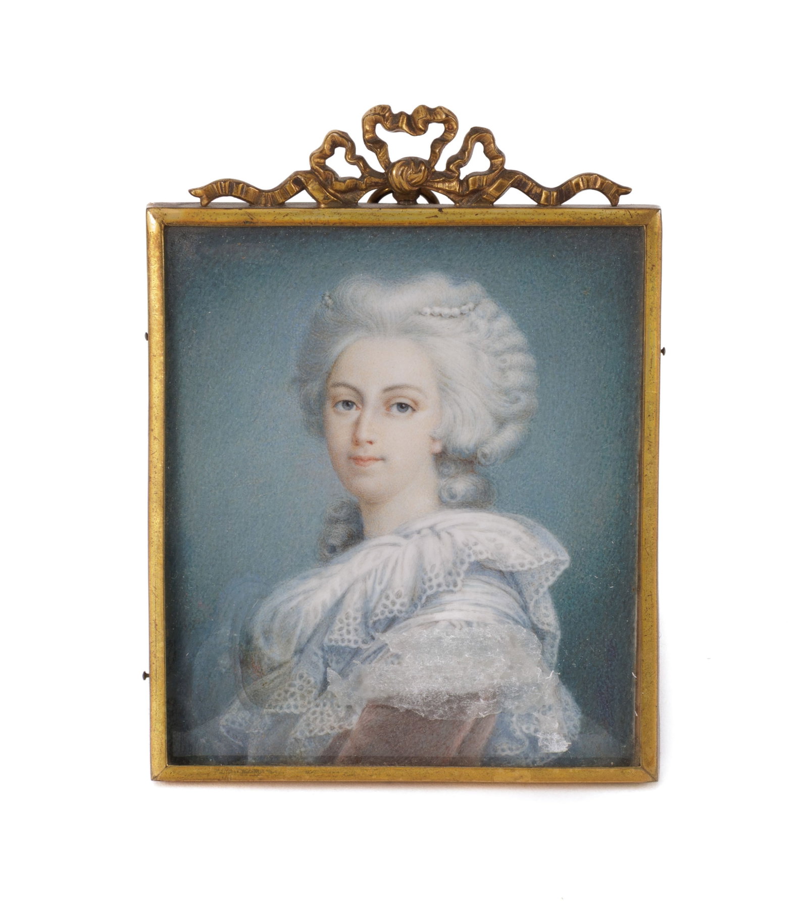 École française, XVIIIe s., portrait d’une jeune femme, miniature en gouache et aqua: École française, XVIIIe s., portrait d’une jeune femme, miniature en gouache et aquarelle sur ivoire, signée en bas à gauche, 9x8 cm + Des restrictions d’exportation