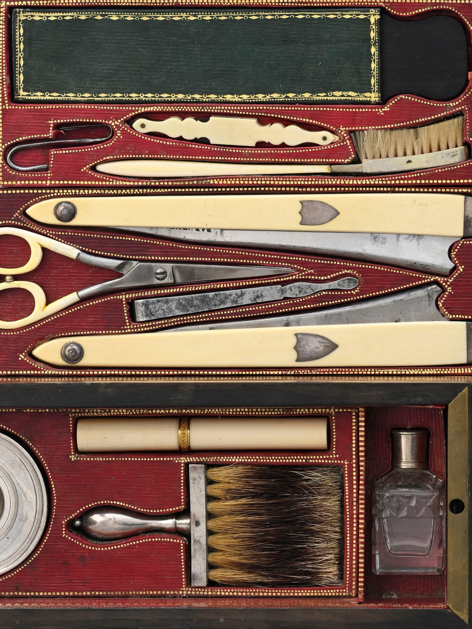 Nécessaire de barbier par Garnesson au Palais Royal (Paris), circa 1810, dans son coffret de vo - 13
