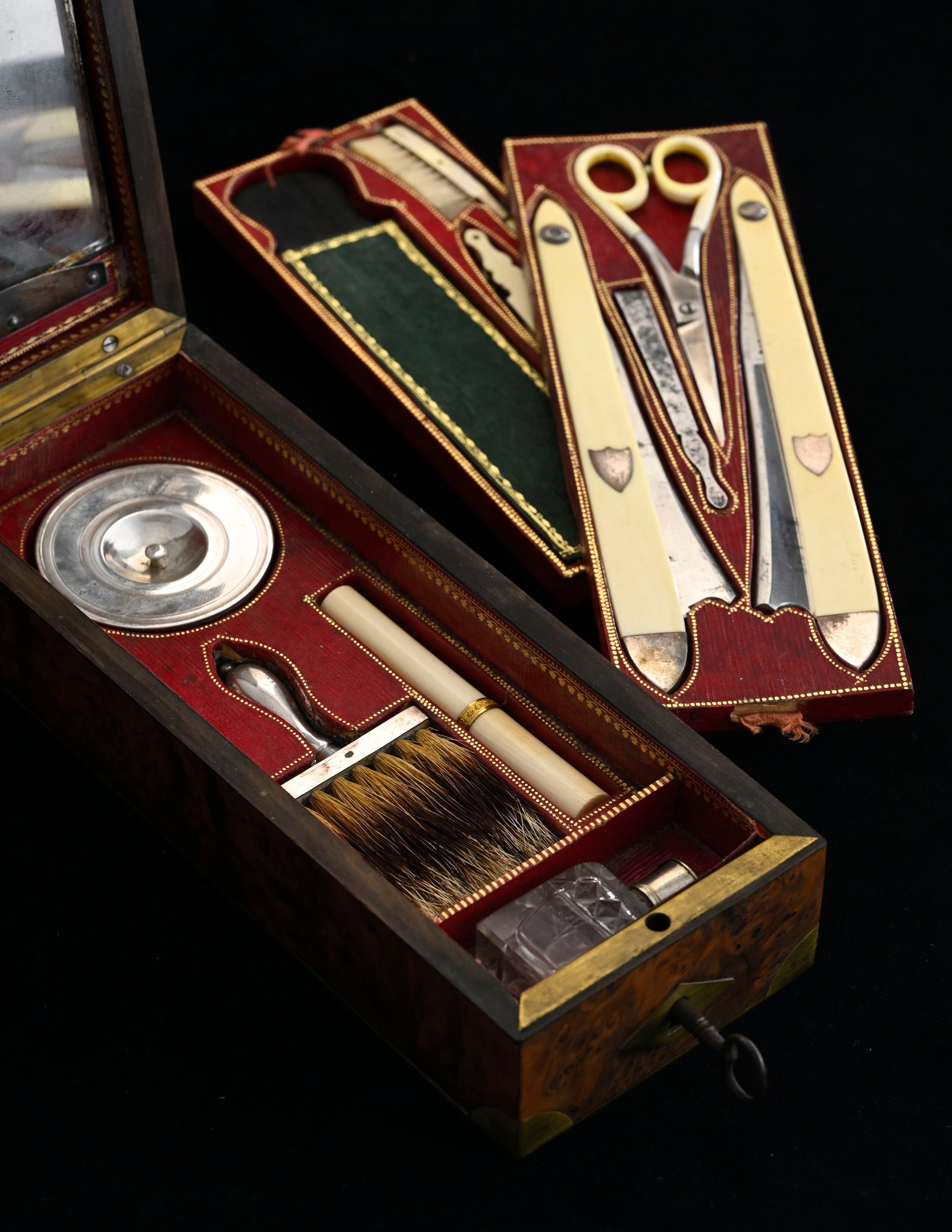 Nécessaire de barbier par Garnesson au Palais Royal (Paris), circa 1810, dans son coffret de vo - 2