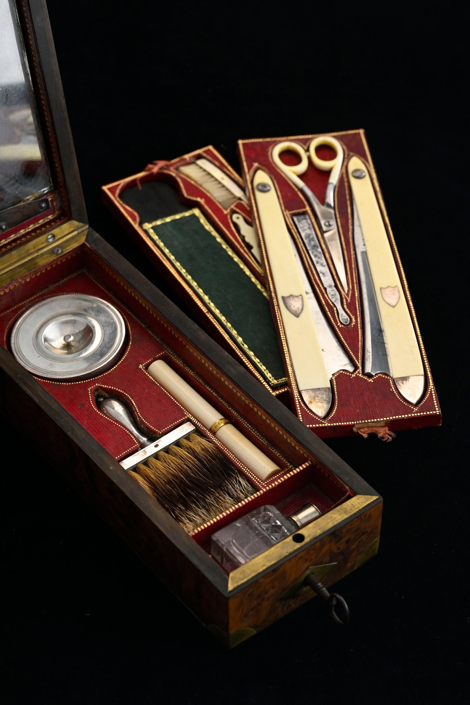 Nécessaire de barbier par Garnesson au Palais Royal (Paris), circa 1810, dans son coffret de vo - 3