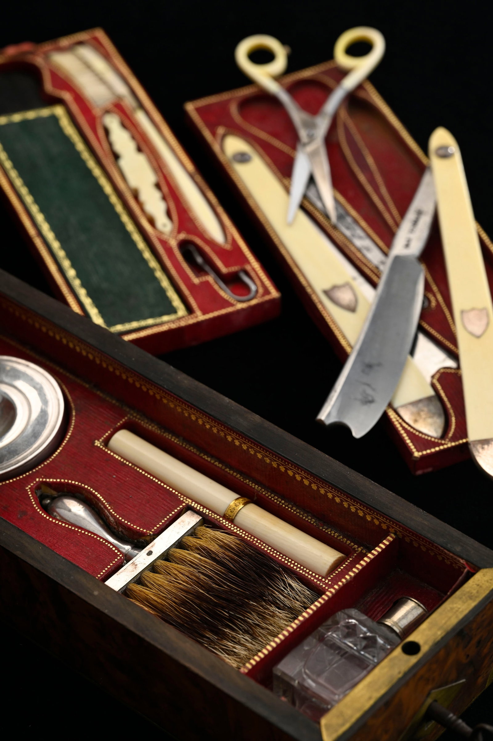 Nécessaire de barbier par Garnesson au Palais Royal (Paris), circa 1810, dans son coffret de vo - 4