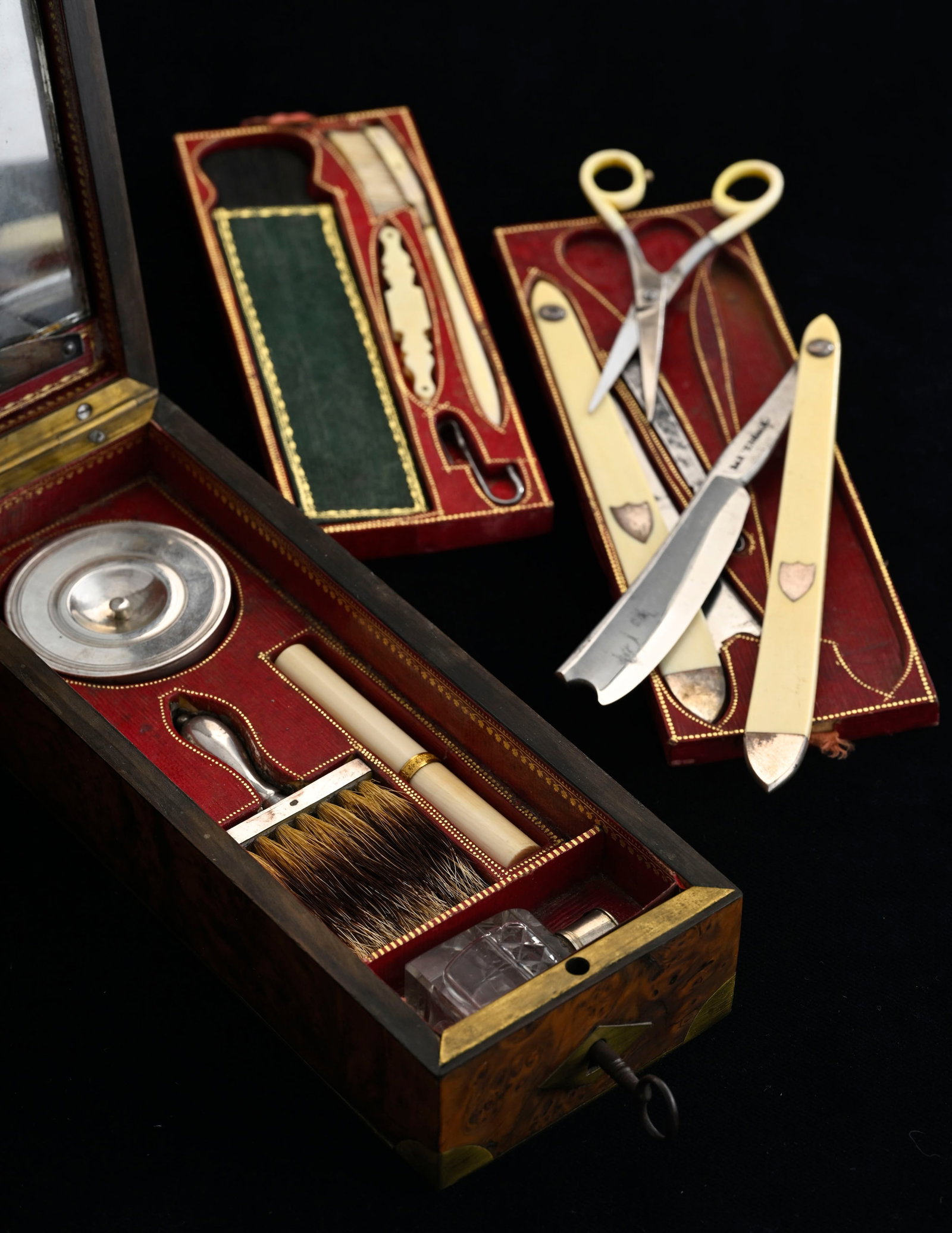 Nécessaire de barbier par Garnesson au Palais Royal (Paris), circa 1810, dans son coffret de vo - 5