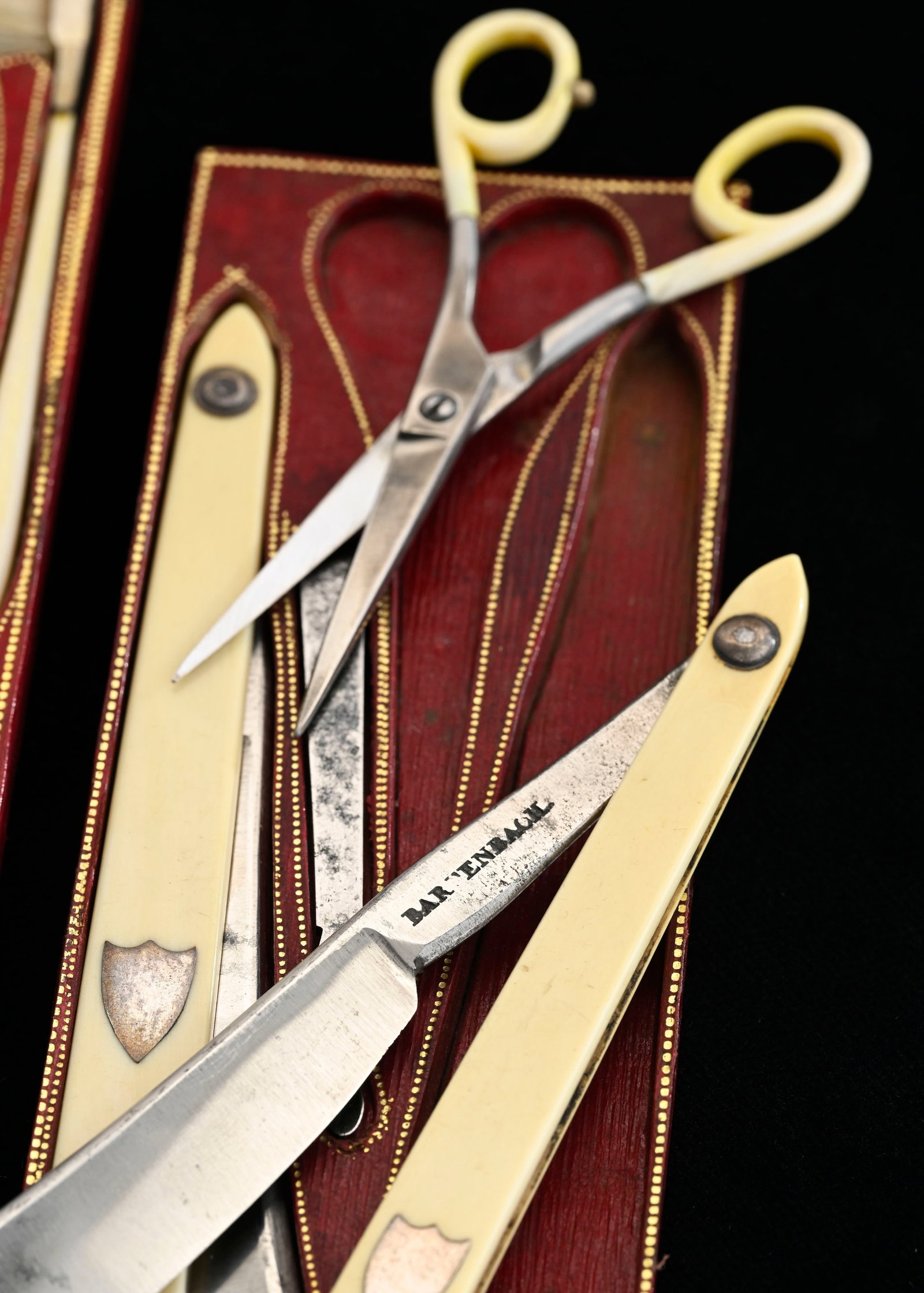 Nécessaire de barbier par Garnesson au Palais Royal (Paris), circa 1810, dans son coffret de vo - 6