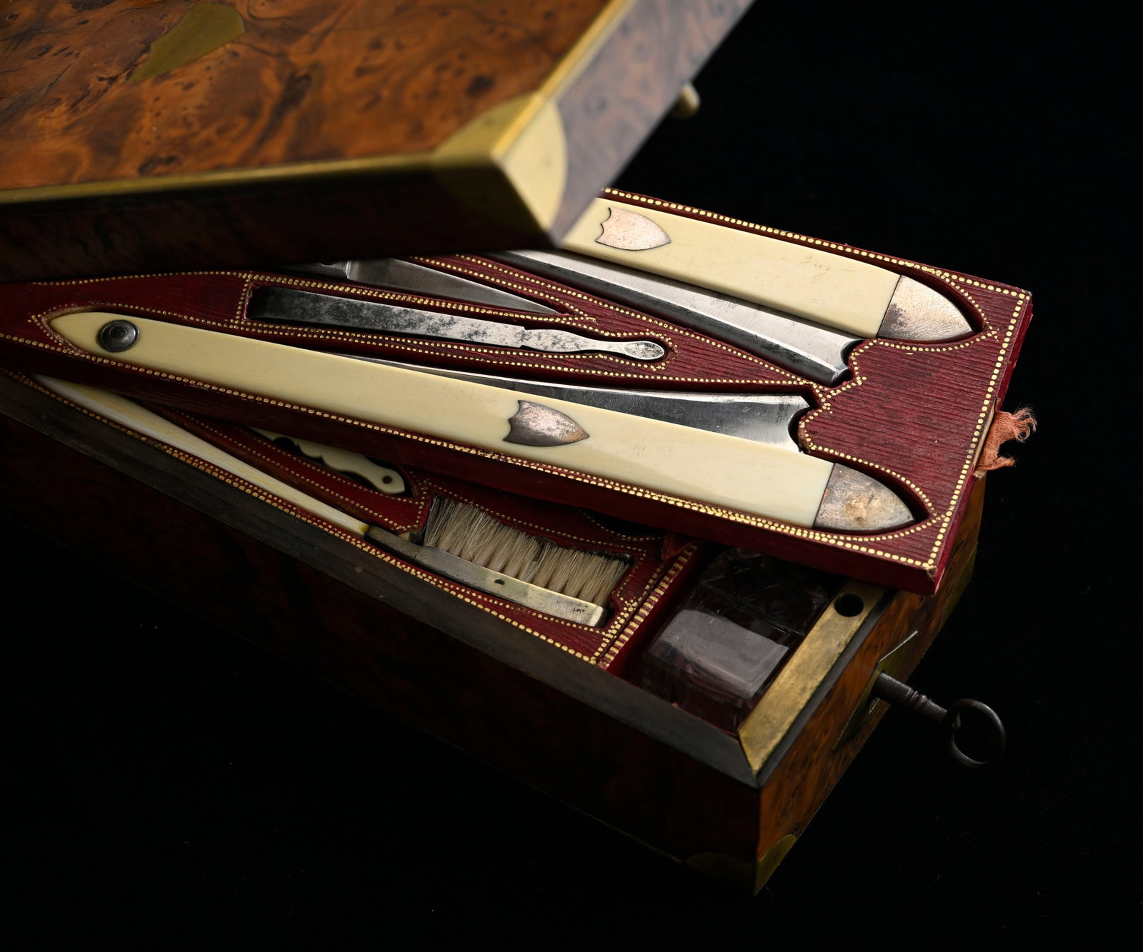 Nécessaire de barbier par Garnesson au Palais Royal (Paris), circa 1810, dans son coffret de vo - 8