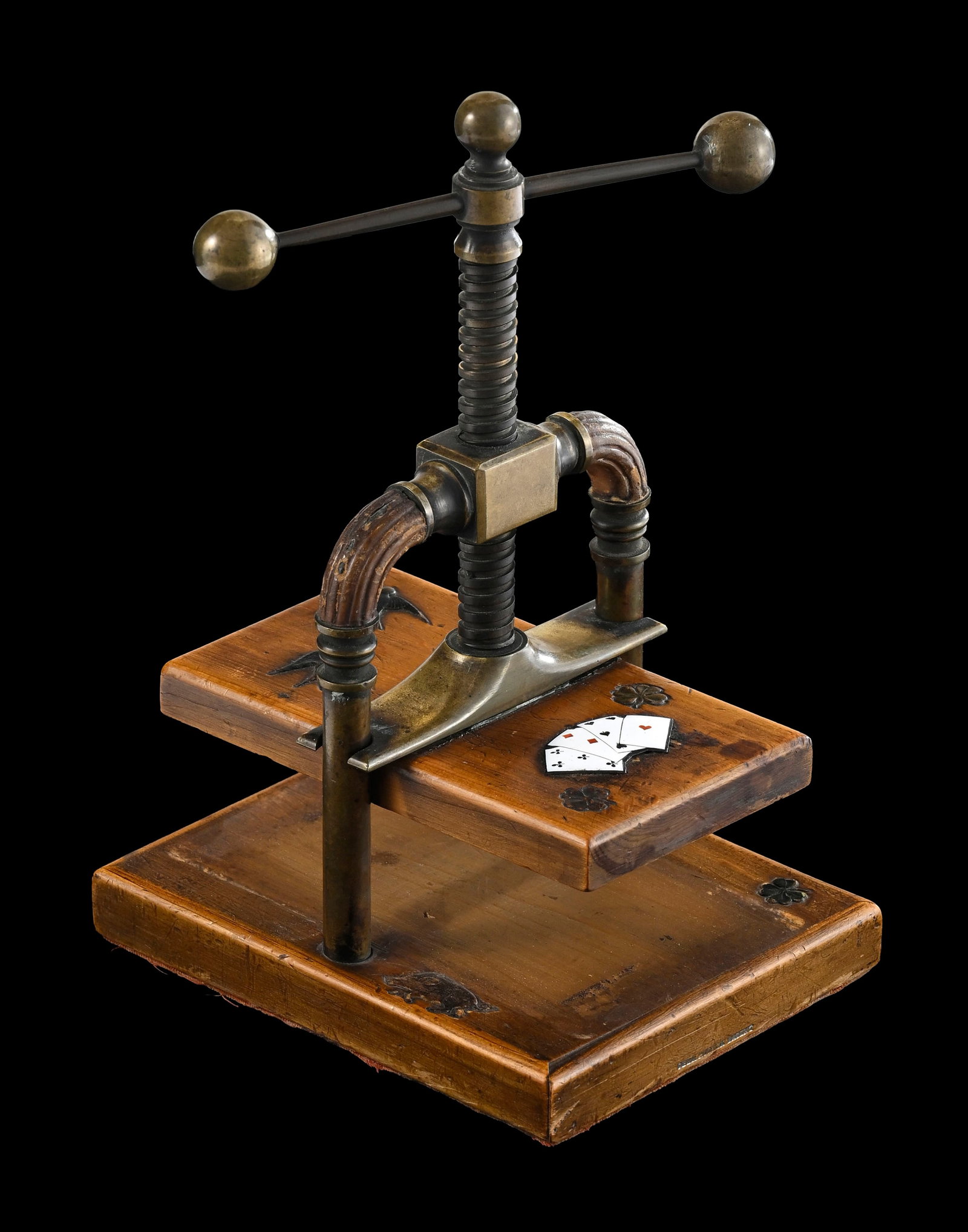 Presse à jeu de cartes en bois et laiton, circa 1900, à décor ciselé d'oiseaux,  (1 of 6)