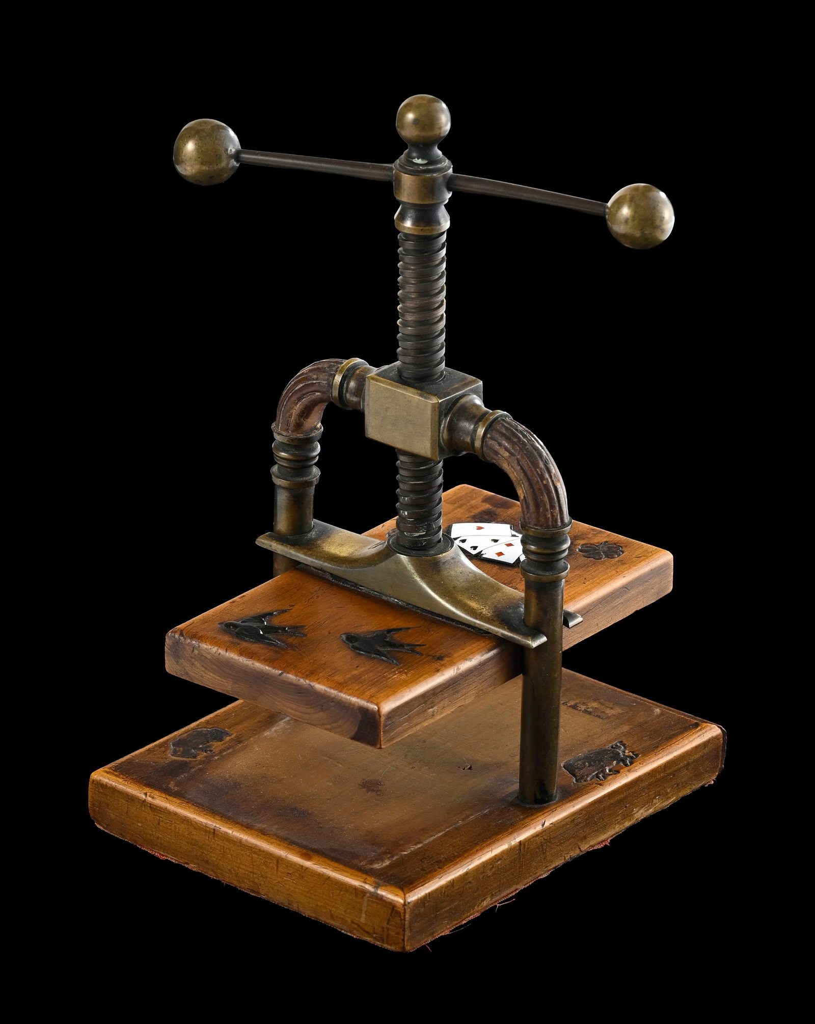 Presse à jeu de cartes en bois et laiton, circa 1900, à décor ciselé d'oiseaux,  - 2