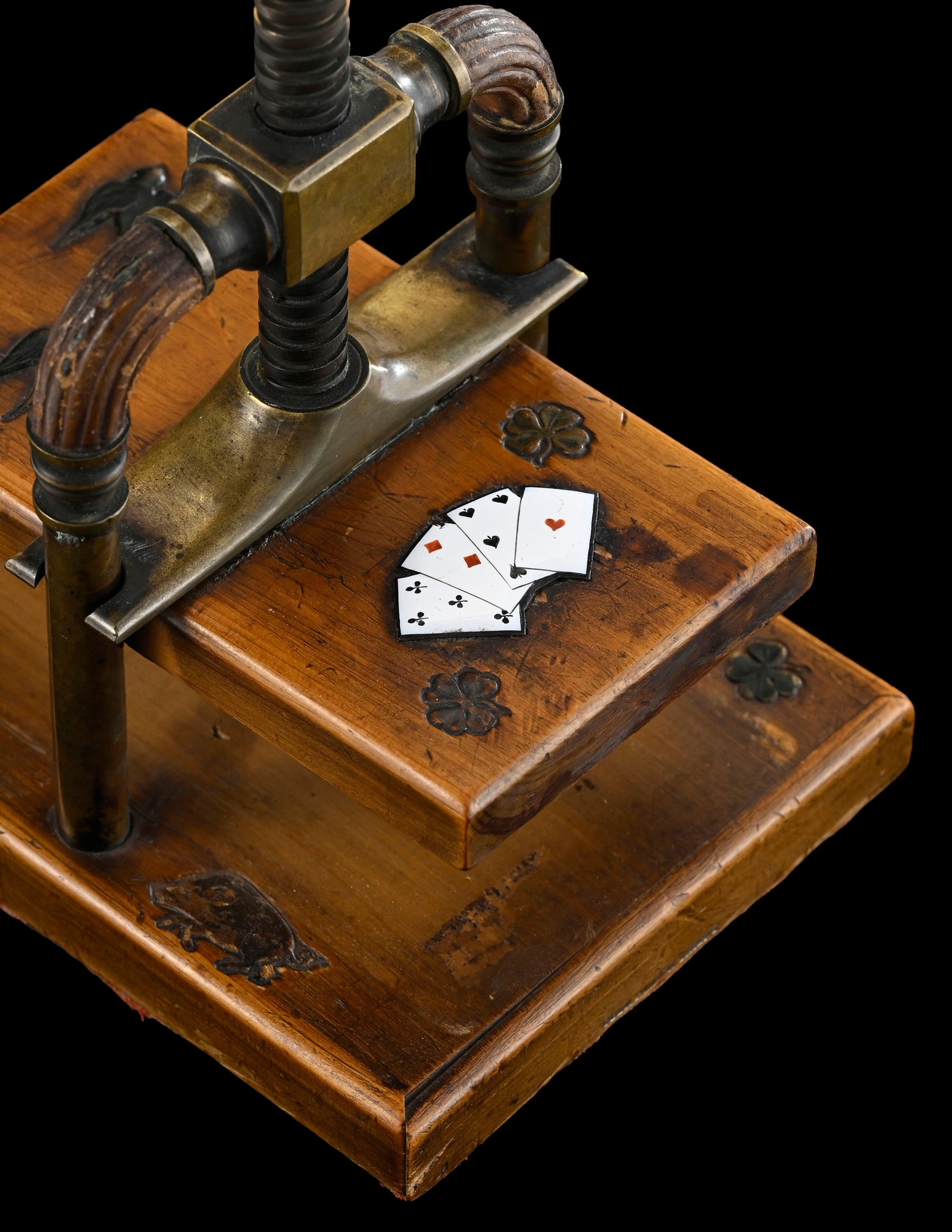 Presse à jeu de cartes en bois et laiton, circa 1900, à décor ciselé d'oiseaux,  - 3