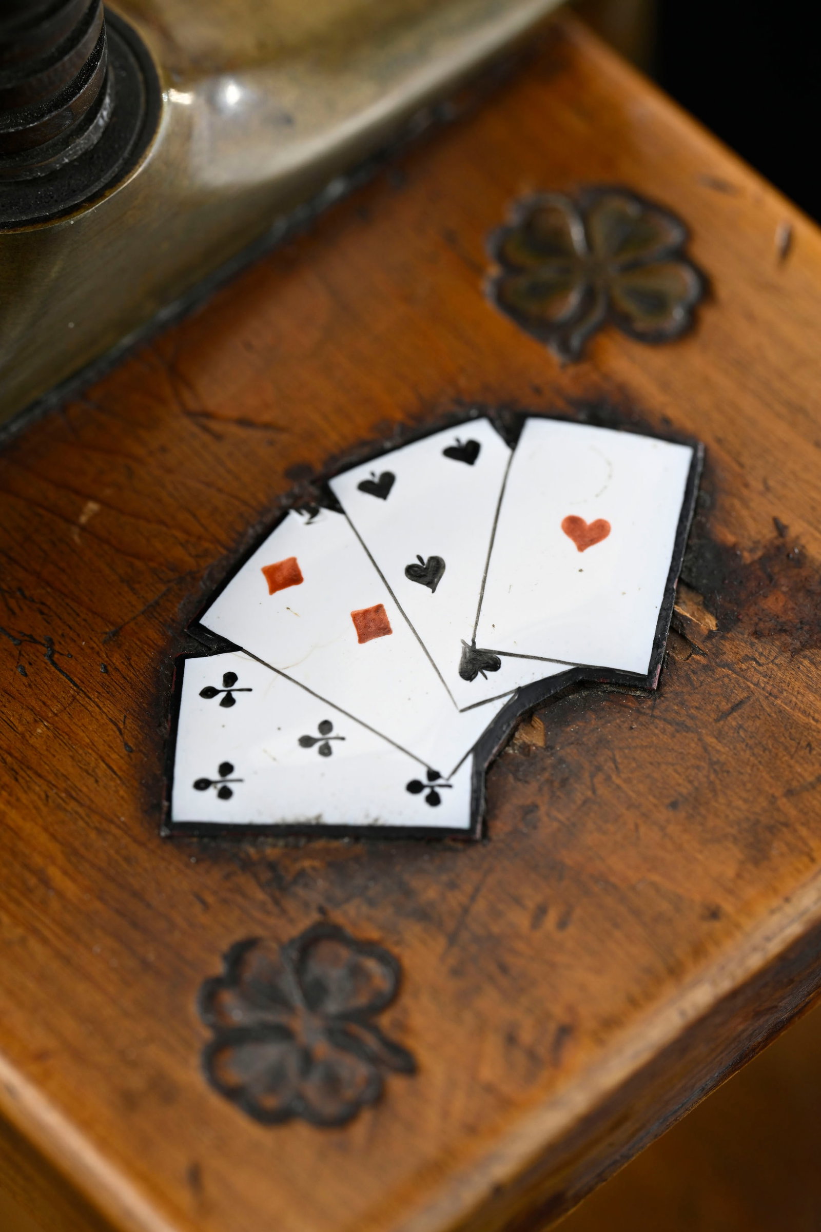 Presse à jeu de cartes en bois et laiton, circa 1900, à décor ciselé d'oiseaux,  - 4