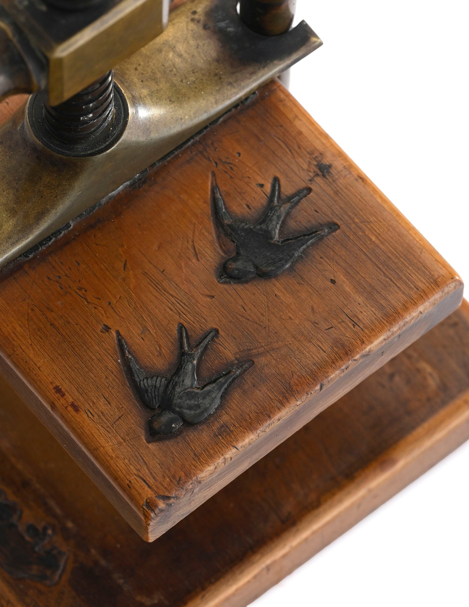 Presse à jeu de cartes en bois et laiton, circa 1900, à décor ciselé d'oiseaux,  - 6