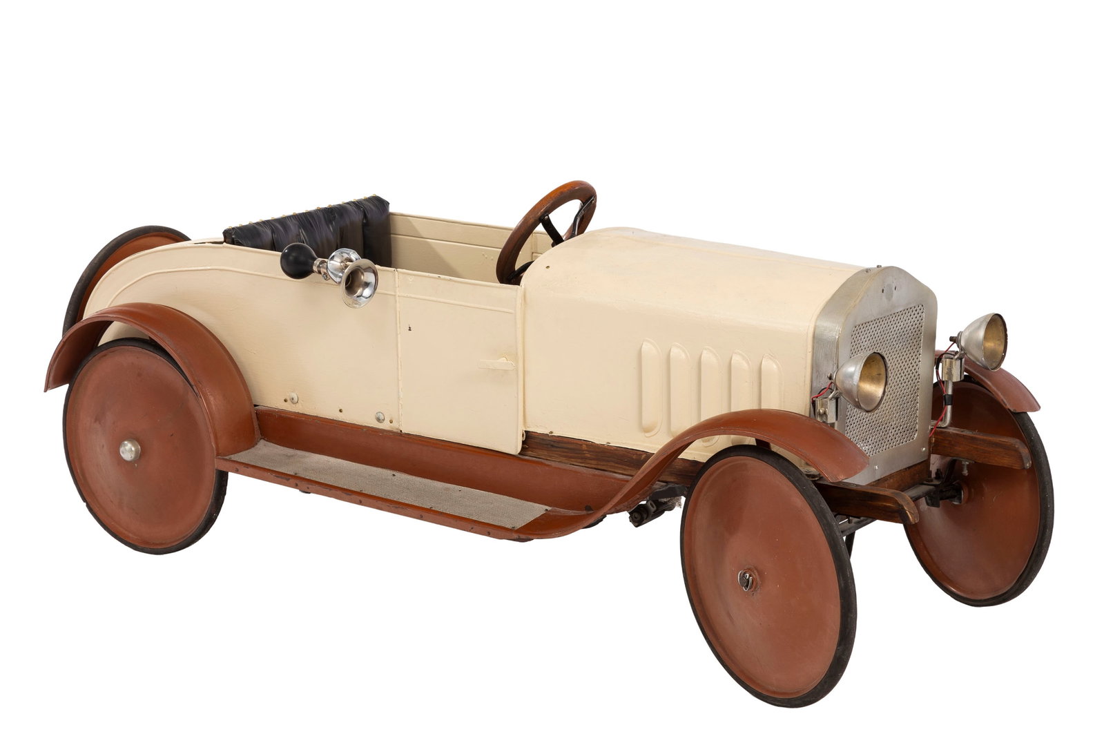 Voiture à pédales en tôle peinte, long. 160 cm: Voiture à pédales en tôle peinte, long. 160 cm Condition Aspect fortement remanié et repeint assez récemment, à vocation décorative.