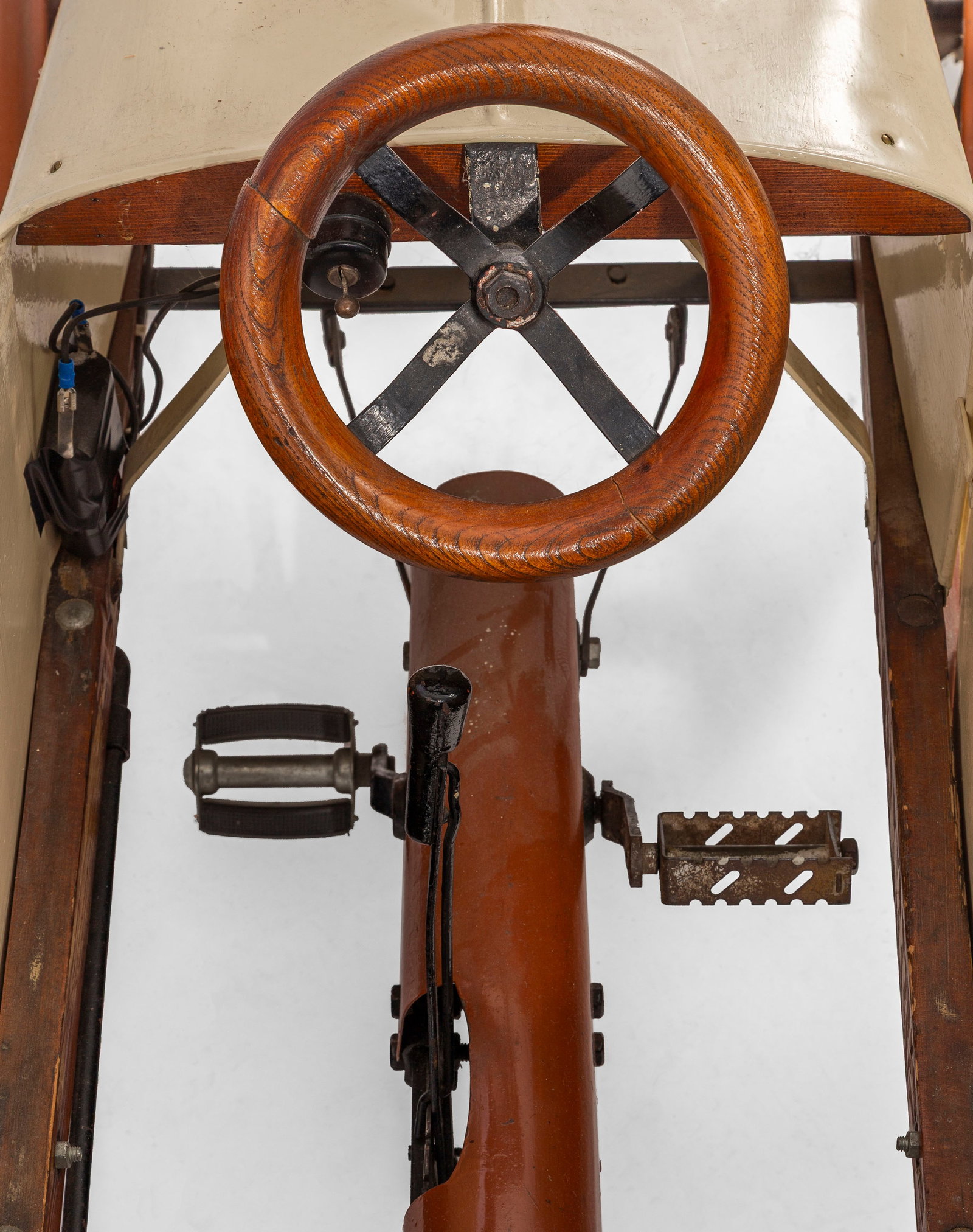 Voiture à pédales en tôle peinte, long. 160 cm - 4
