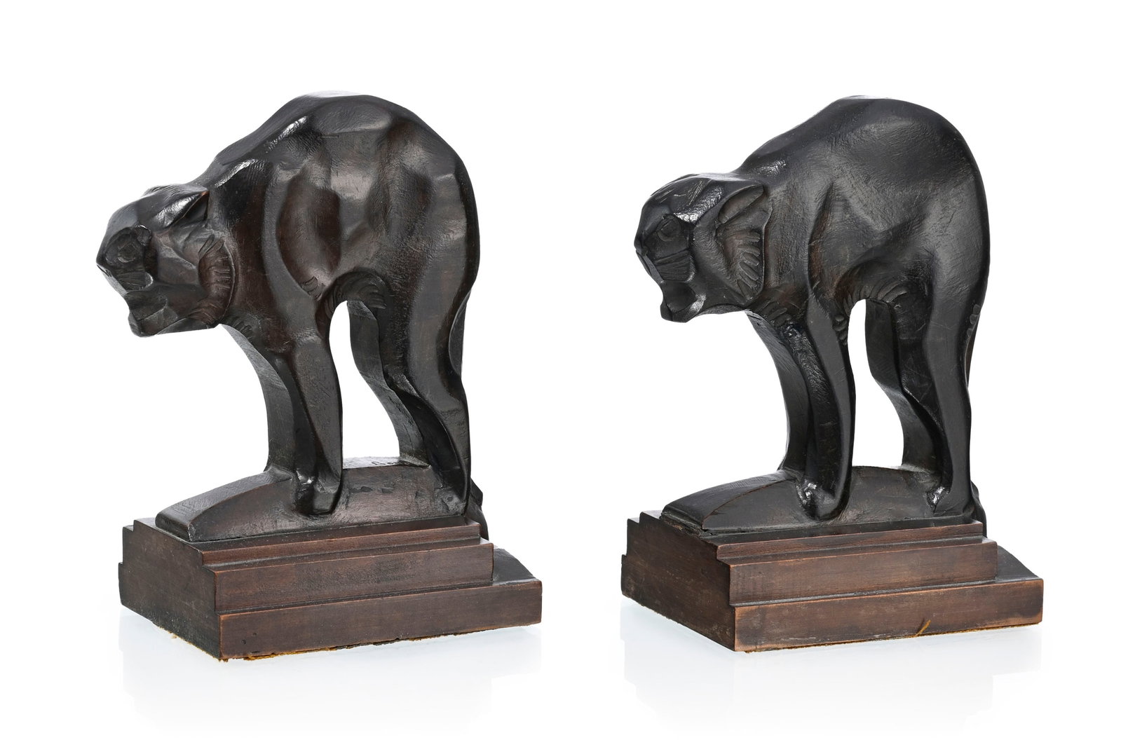Paire de serre-livres félin, en bois sculpté, signés Bolle (1879-1963), h. 18,5 cm: Paire de serre-livres félin, en bois sculpté, signés Bolle (1879-1963), h. 18,5 cm