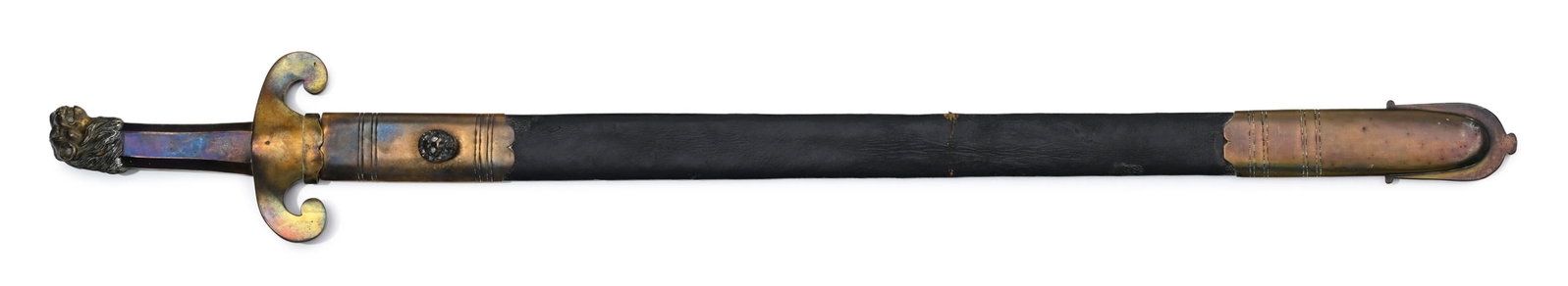 Épée de cérémonie éthiopienne, XXe s., imposante garde en laiton au pommeau: Épée de cérémonie éthiopienne, XXe s., imposante garde en laiton au pommeau à tête de lion. Lame massive à double tranchant bleuie sur presque toute sa