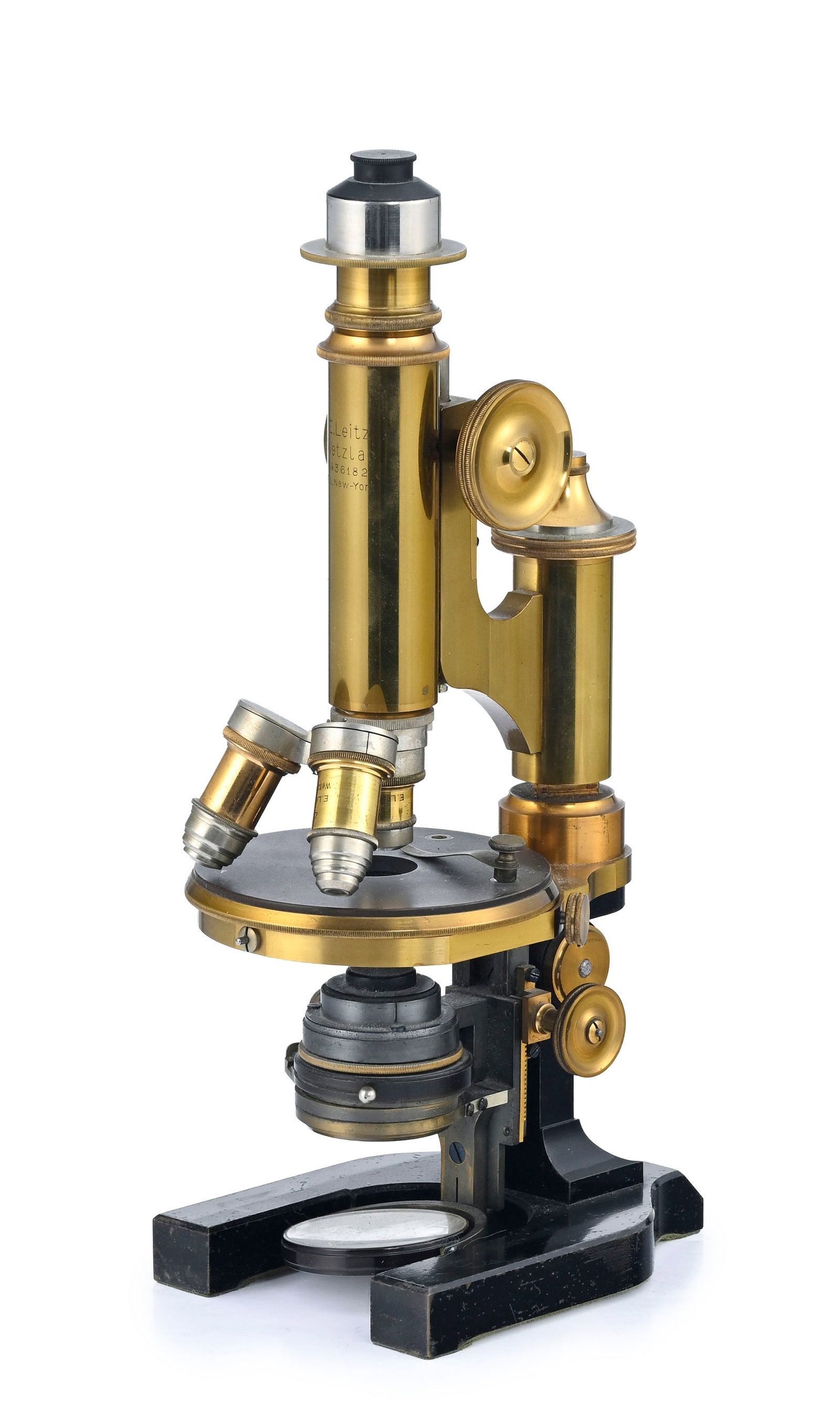 Microscope E.Leitz Wetzlar (New-York) en laiton , distribué par Industrie Générale d': Microscope E.Leitz Wetzlar (New-York) en laiton , distribué par Industrie Générale d'Optique- Marcel Wiegandt - Genève, 1910, dans son coffret de transport avec quatre oculaires