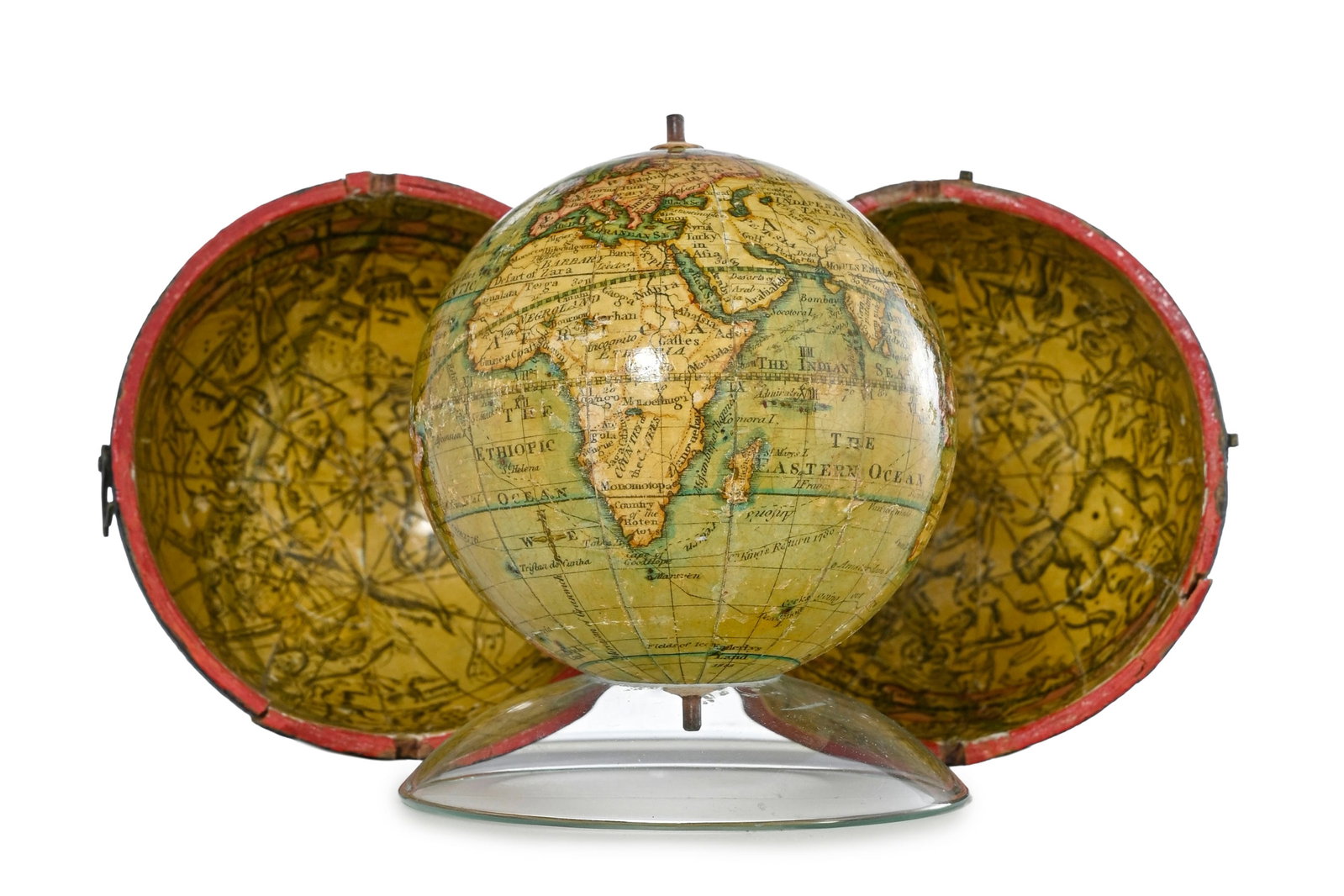 Globe terrestre de poche, par Lane à Londres, vers 1820, en papier et papier mâché, v: Globe terrestre de poche, par Lane à Londres, vers 1820, en papier et papier mâché, voute céleste en creux dans l'étui gainé de cuir noir, diam. globe : 7,5 cm Condition