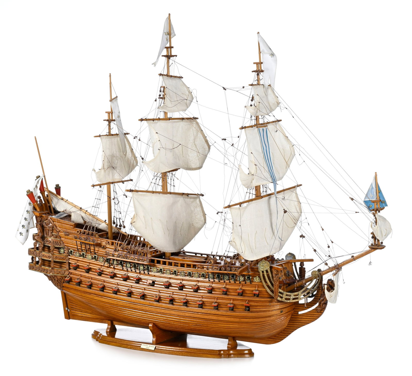 Soleil Royal, modèle réduit en bois du navire amiral de Louis XIV, long. 105 cm, h. 90 cm : Soleil Royal, modèle réduit en bois du navire amiral de Louis XIV, long. 105 cm, h. 90 cm (à restaurer) Condition Bien qu'il semble en grande partie complet sans dégâts de