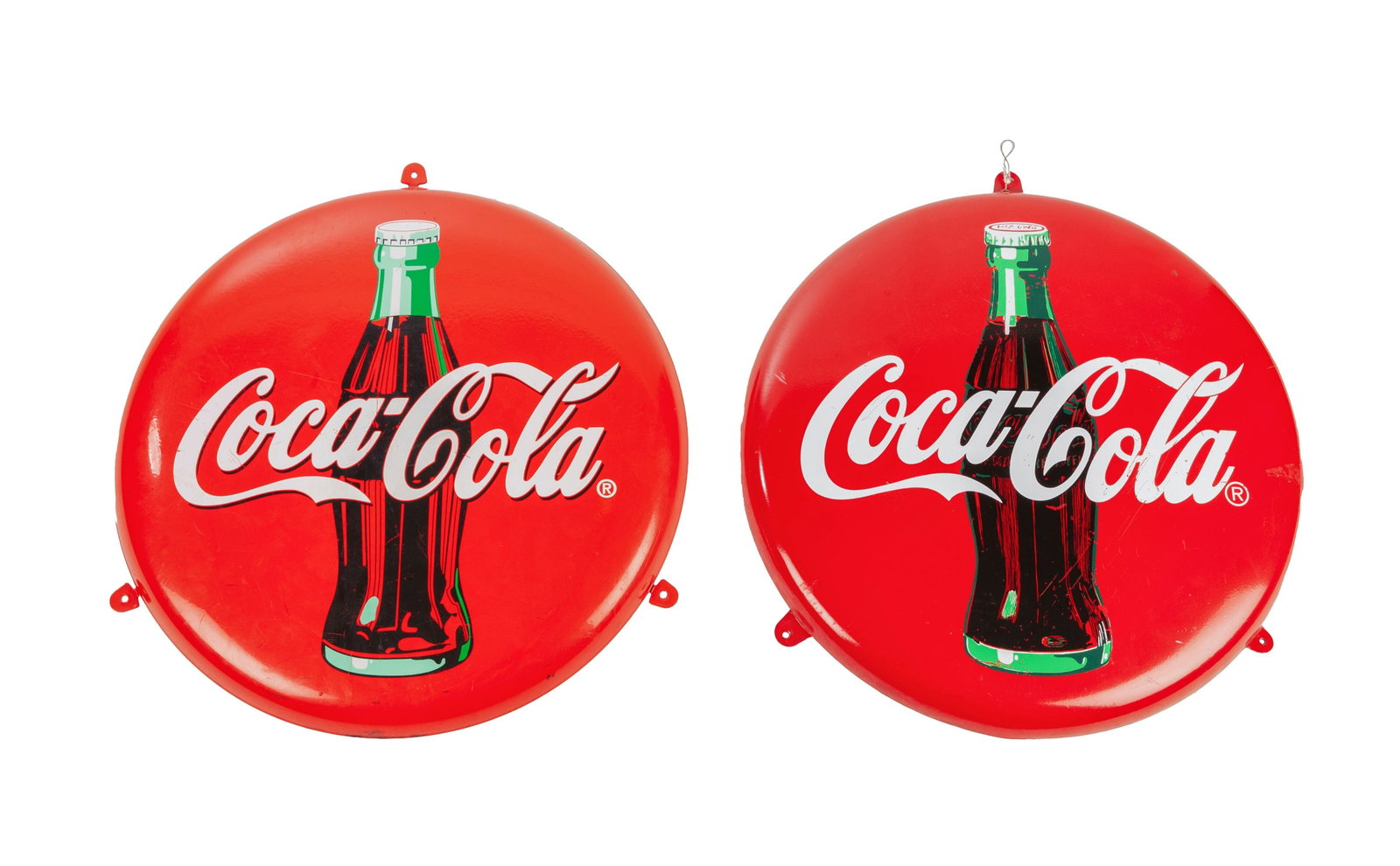 Paire d'enseignes publicitaires murales "Coca-Cola" en tôle peinte, diam. 40 cm: Paire d'enseignes publicitaires murales "Coca-Cola" en tôle peinte, diam. 40 cm Condition L'une avec quelques griffures