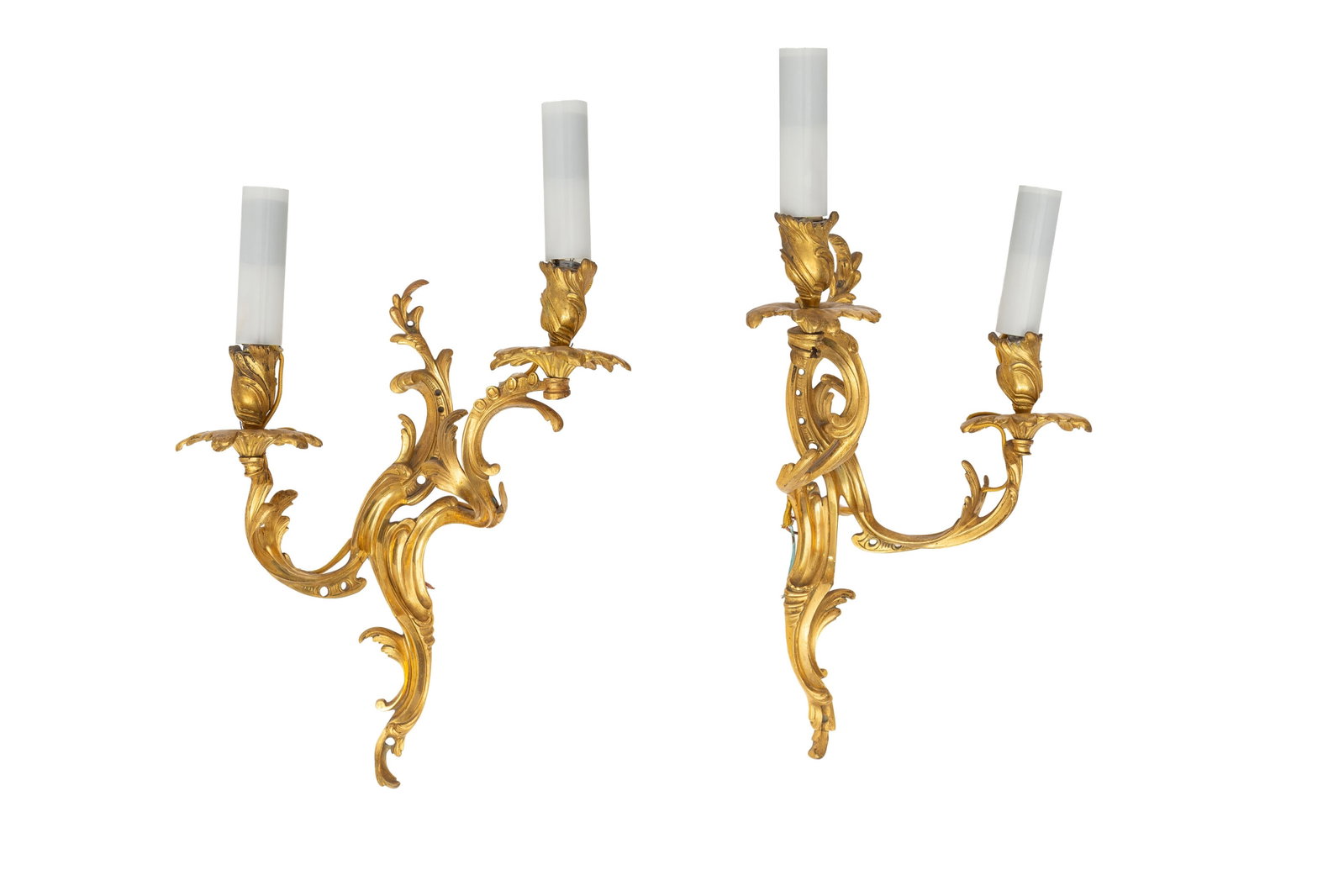 Paire d'appliques de style Louis XV, XXe s., en bronze ciselé et doré à décor de: Paire d'appliques de style Louis XV, XXe s., en bronze ciselé et doré à décor de feuilles d'acanthe, deux bras de lumière, h. 40 cm