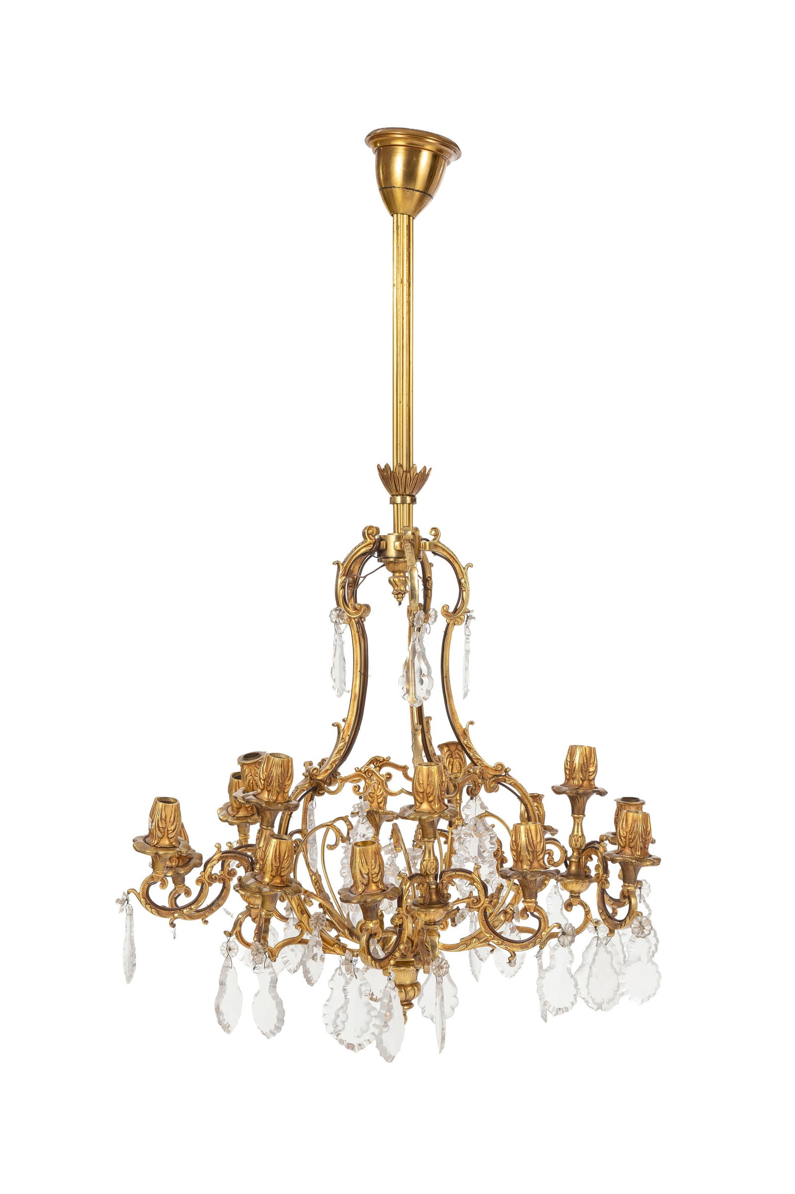 Lustre de style Louis XV, XXe s., en bronze doré et pampilles en verre taillé, quinze feux: Lustre de style Louis XV, XXe s., en bronze doré et pampilles en verre taillé, quinze feux, h. 110 cm Provenance: Hôtel Le Crillon, vente Artcurial, Paris, 18-22 avril 2013, vente