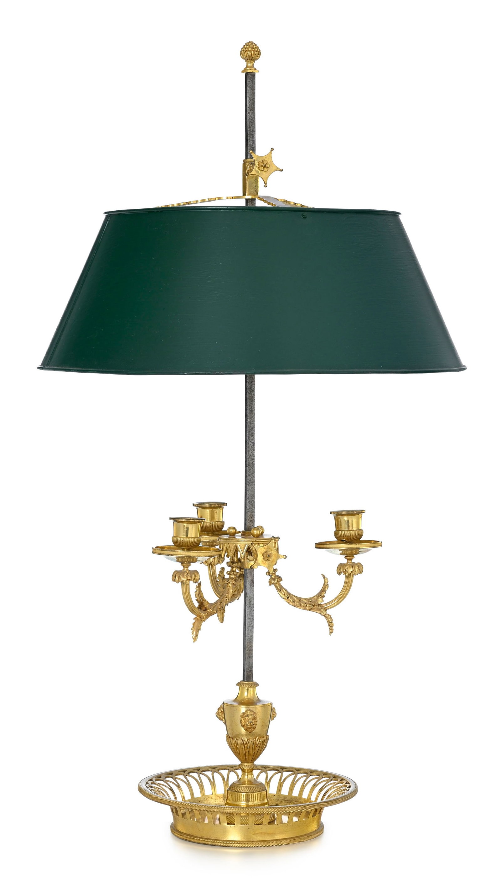 Lampe bouillotte de style Louis XVI, XIXe s., en bronze doré et ciselé, trois bras de lumi: Lampe bouillotte de style Louis XVI, XIXe s., en bronze doré et ciselé, trois bras de lumière ornés de feuilles d'acanthe, abat-jour en tôle peinte verte, h. 76 cm