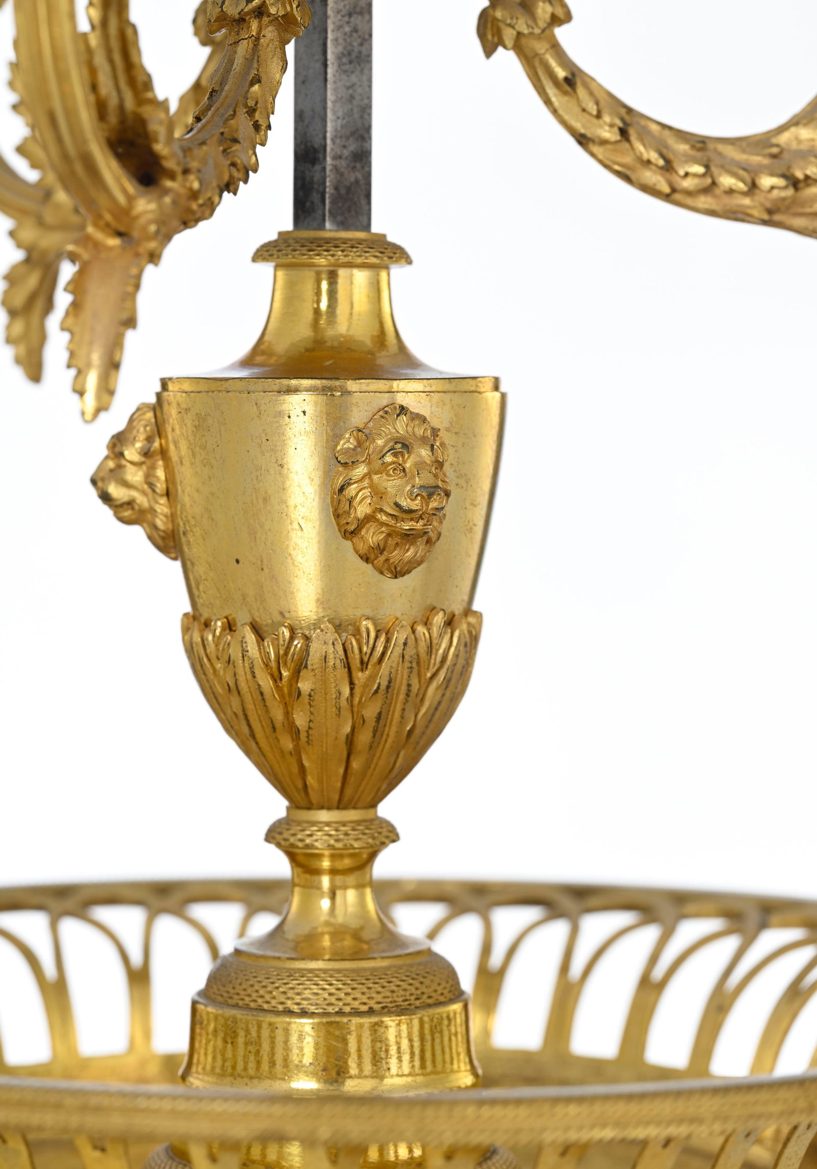Lampe bouillotte de style Louis XVI, XIXe s., en bronze doré et ciselé, trois bras de lumi - 2